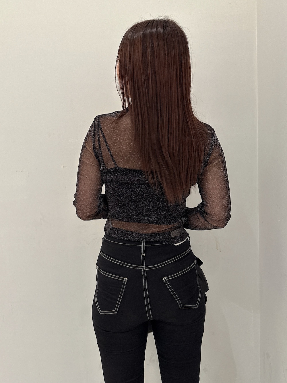 その他のTシャツ/カットソー、ブラック系のキャミソール、ブラック系のデニムパンツを着用したレディースの夏コーディネートの6枚目の写真