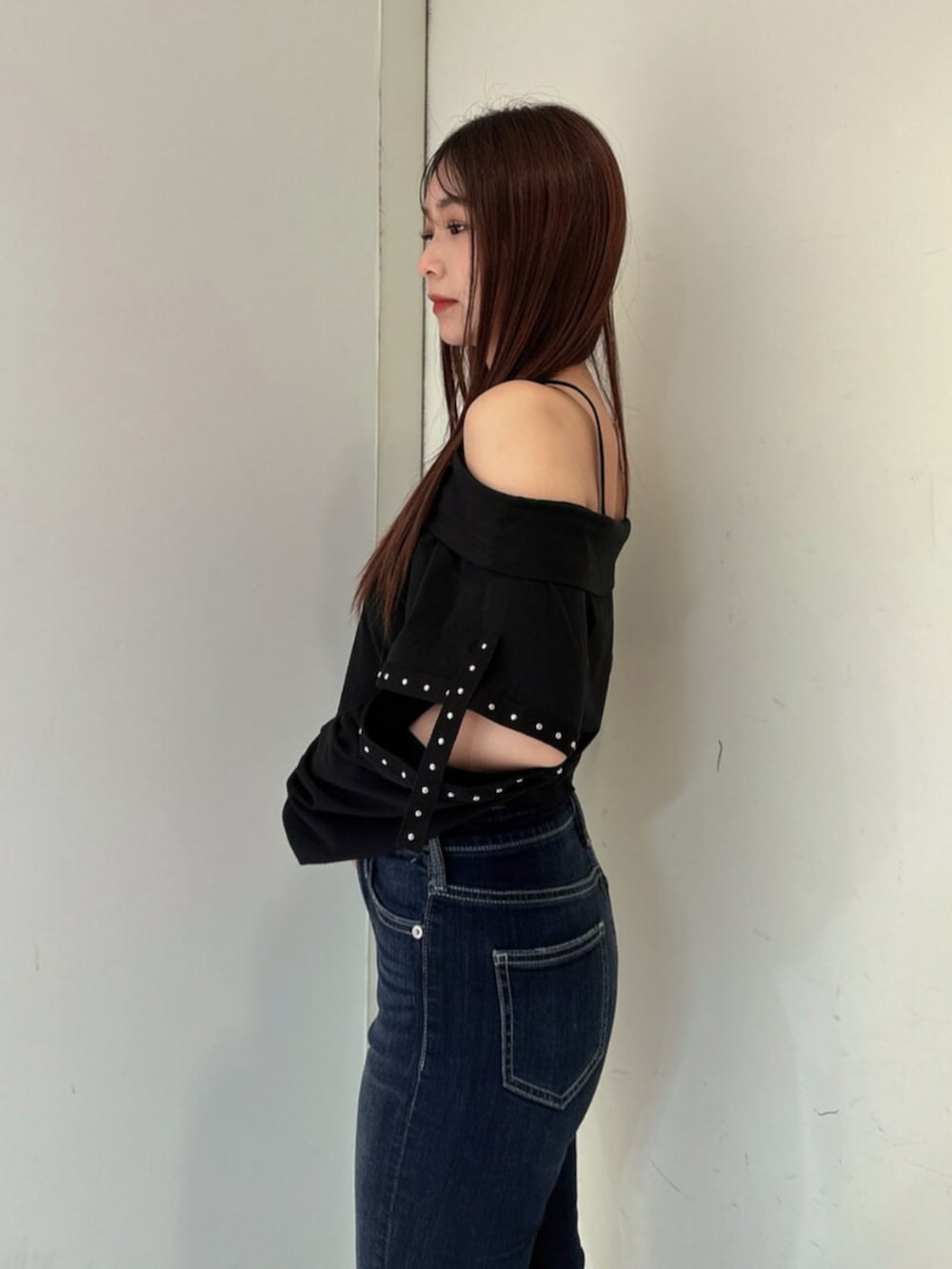 ブルー系のデニムパンツ、ブラック系のサンダル、ブラック系のTシャツ/カットソーを着用したレディースの春コーディネートの5枚目の写真