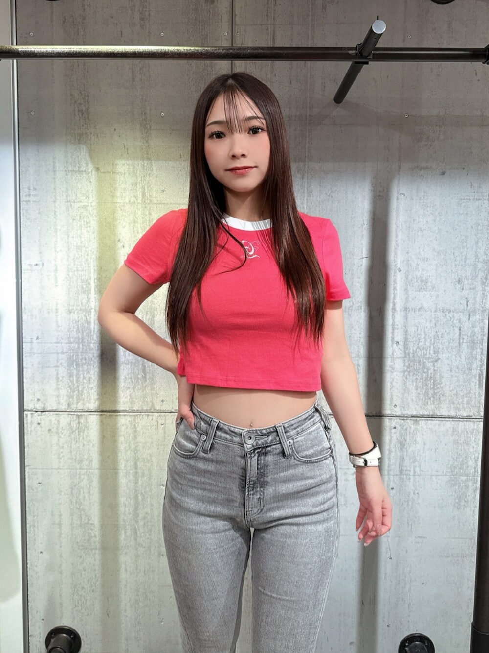 グレー系のデニムパンツ、ホワイト系のサンダル、ピンク系のTシャツ/カットソーを着用したレディースの夏コーディネートの4枚目の写真