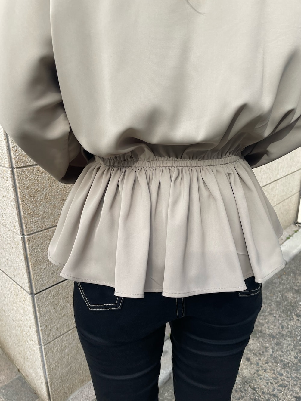 ベージュ系のシャツ/ブラウス、ブラック系のキャミソール、ブラック系のデニムパンツを着用したレディースの冬コーディネートの7枚目の写真