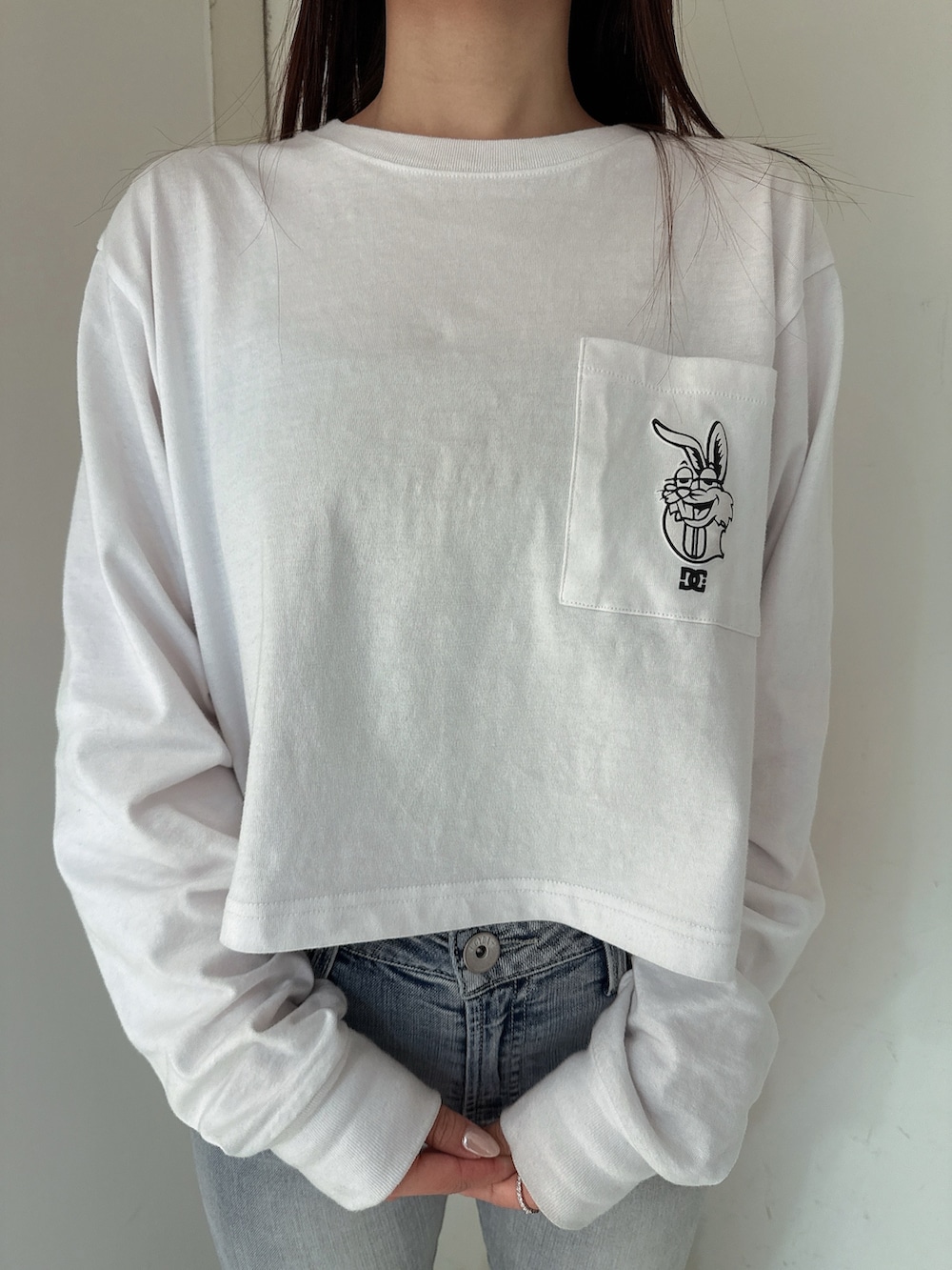 ブルー系のデニムパンツ、ホワイト系のTシャツ/カットソー、ブラック系のサンダルを着用したレディースの春コーディネートの7枚目の写真