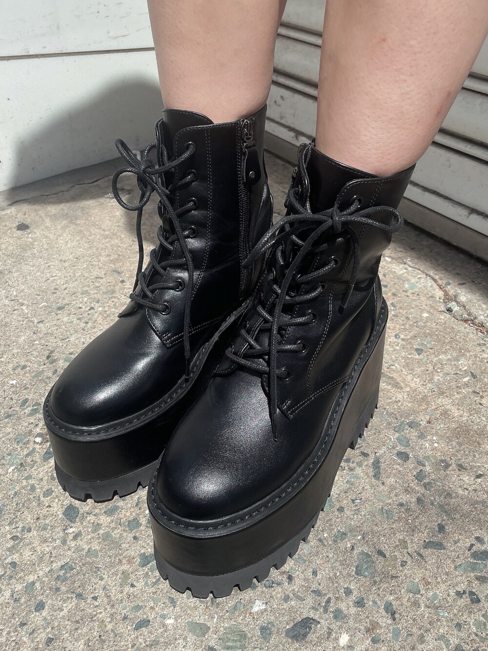 ピンク系のニット/セーター、ブラック系のデニムパンツ、ブラック系のブーツを着用したレディースの秋コーディネートの9枚目の写真