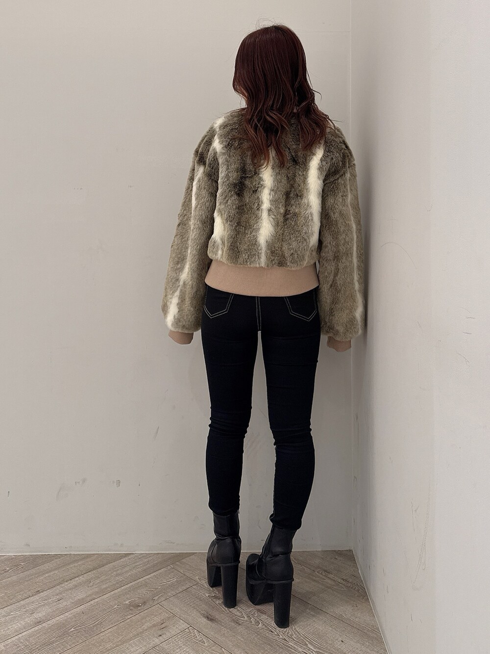 その他のその他アウター、ホワイト系のTシャツ/カットソー、ブラック系のブーツを着用したレディースの秋コーディネートの3枚目の写真