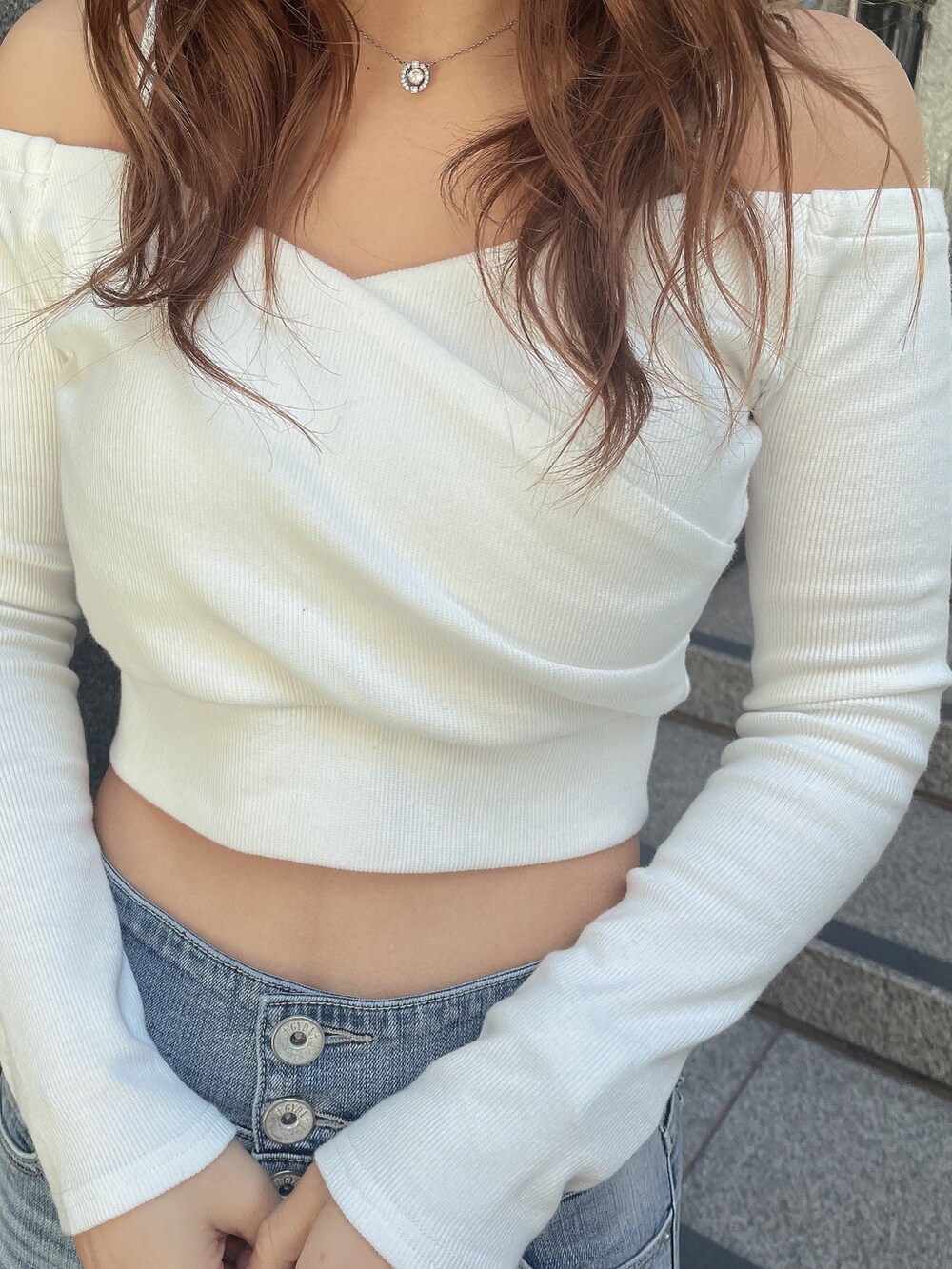 ホワイト系のTシャツ/カットソー、ピンク系のシャツ/ブラウス、ホワイト系のバックパック/リュックを着用したレディースの春コーディネートの8枚目の写真