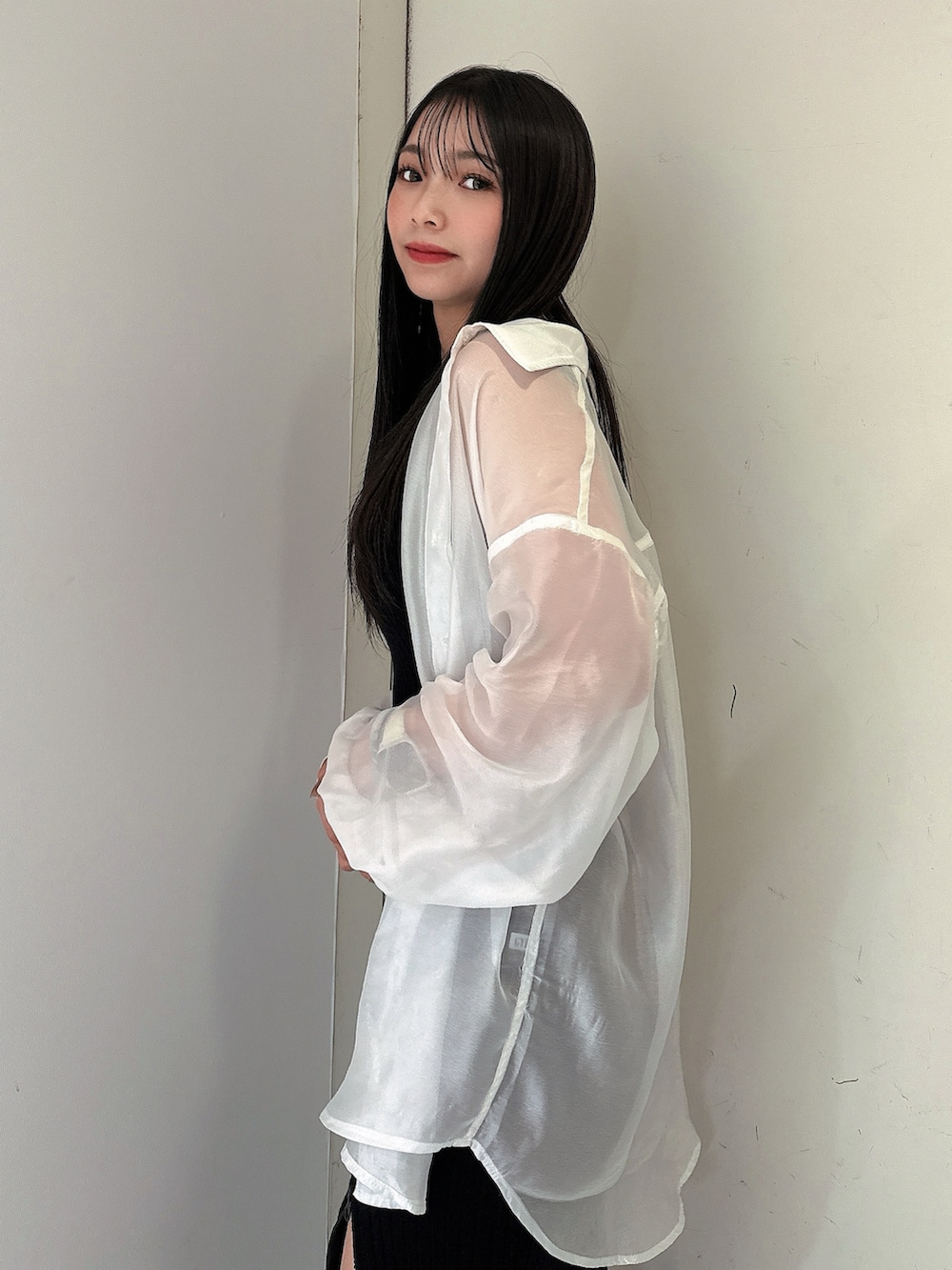 ホワイト系のシャツ/ブラウス、ブラック系のワンピース、ブラック系のパンプスを着用したレディースの春コーディネートの5枚目の写真