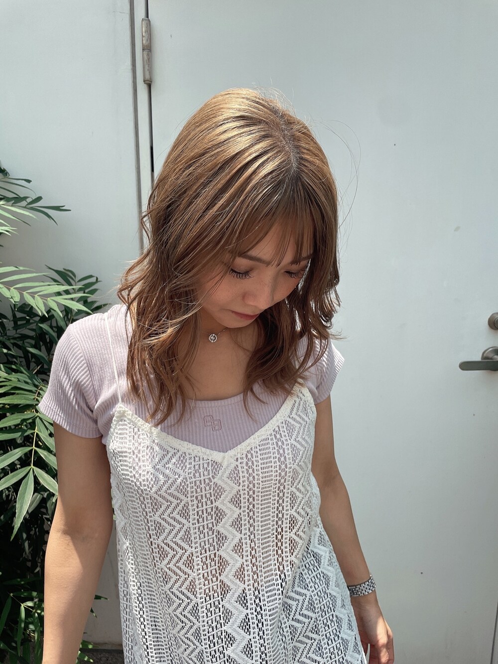 ブルー系のデニムパンツ、パープル系のTシャツ/カットソー、ホワイト系のワンピースを着用したレディースの夏コーディネートの4枚目の写真