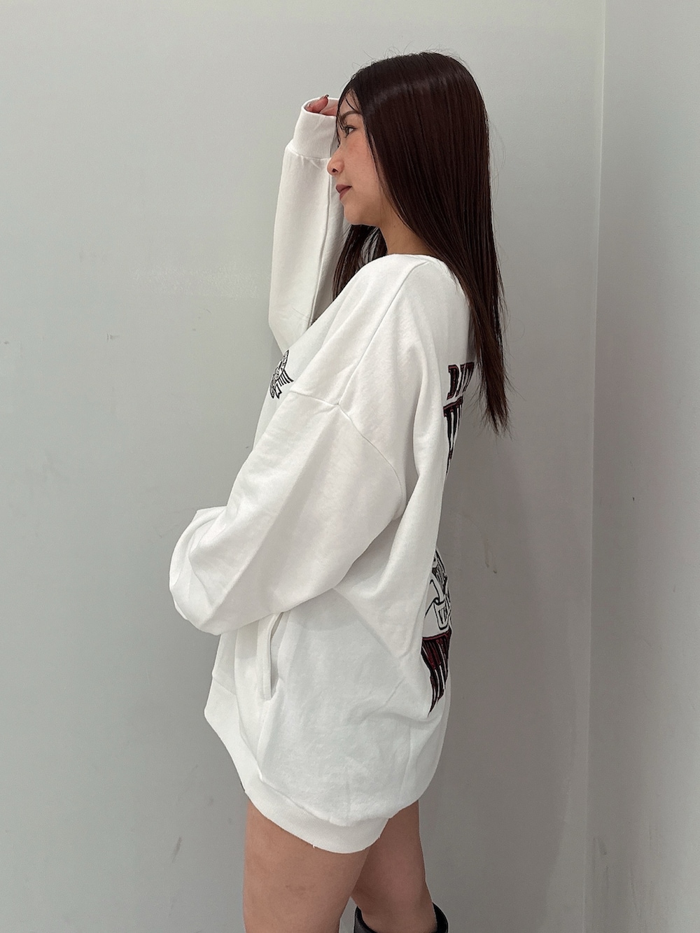 ホワイト系のスウェット、ブラック系のブーツを着用したレディースの夏コーディネートの5枚目の写真