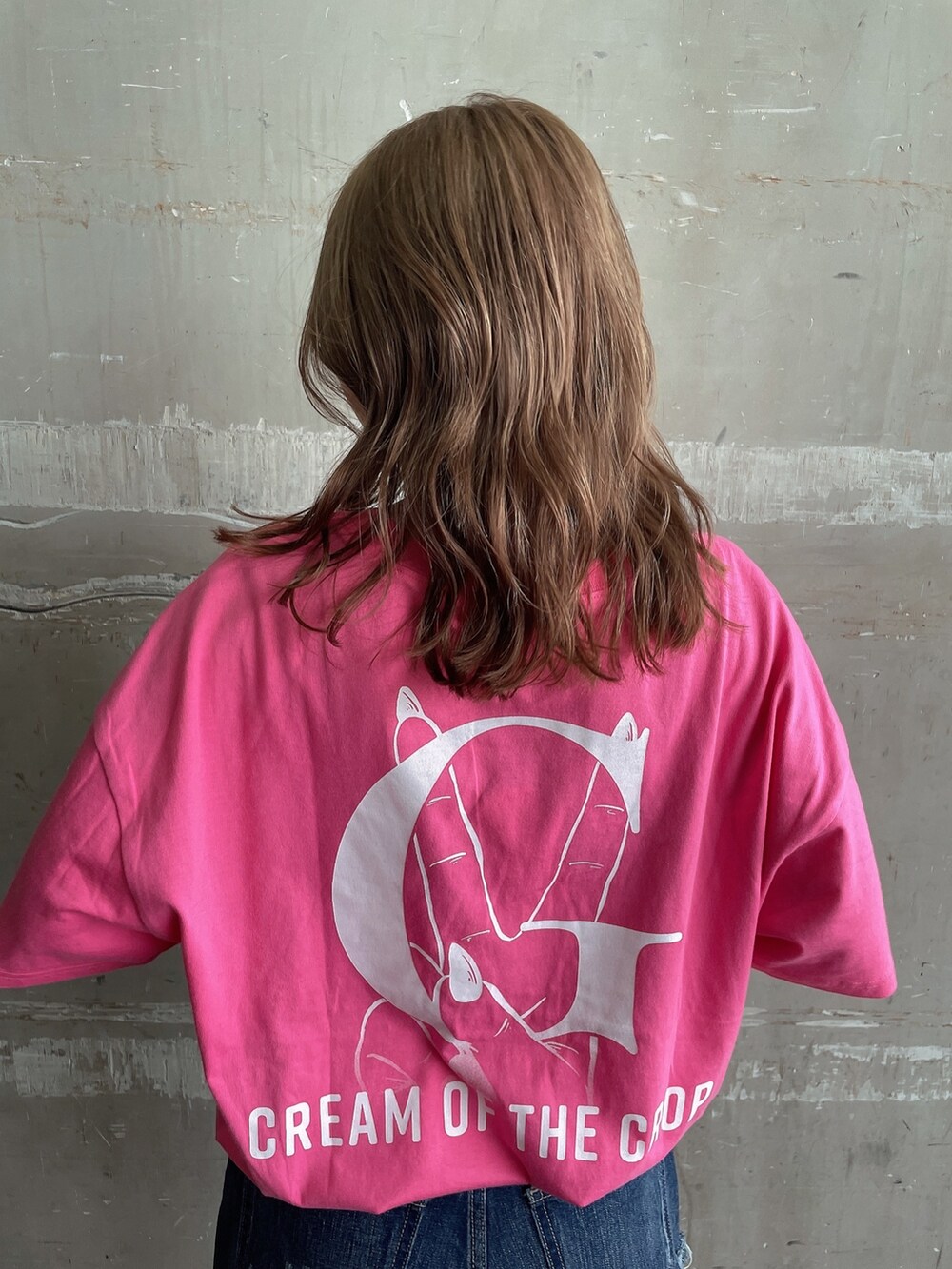 ピンク系のTシャツ/カットソー、ブルー系のデニムパンツ、ブラック系のサンダルを着用したレディースの春コーディネートの4枚目の写真
