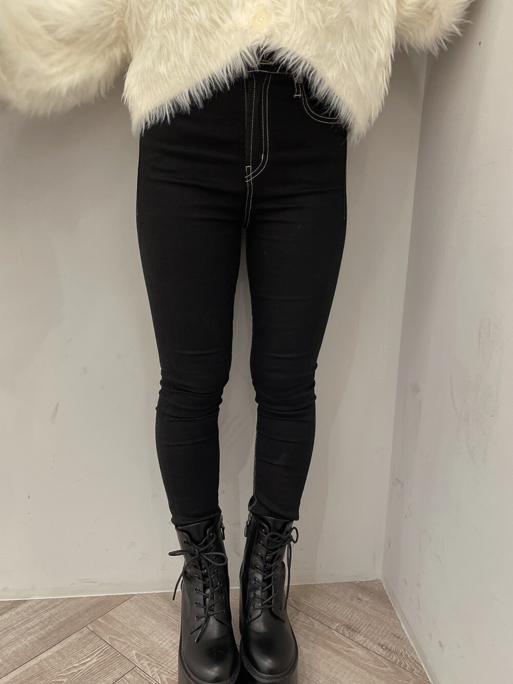 ベージュ系のニット/セーター、ブラック系のデニムパンツ、ブラック系のブーツを着用したレディースの秋コーディネートの8枚目の写真