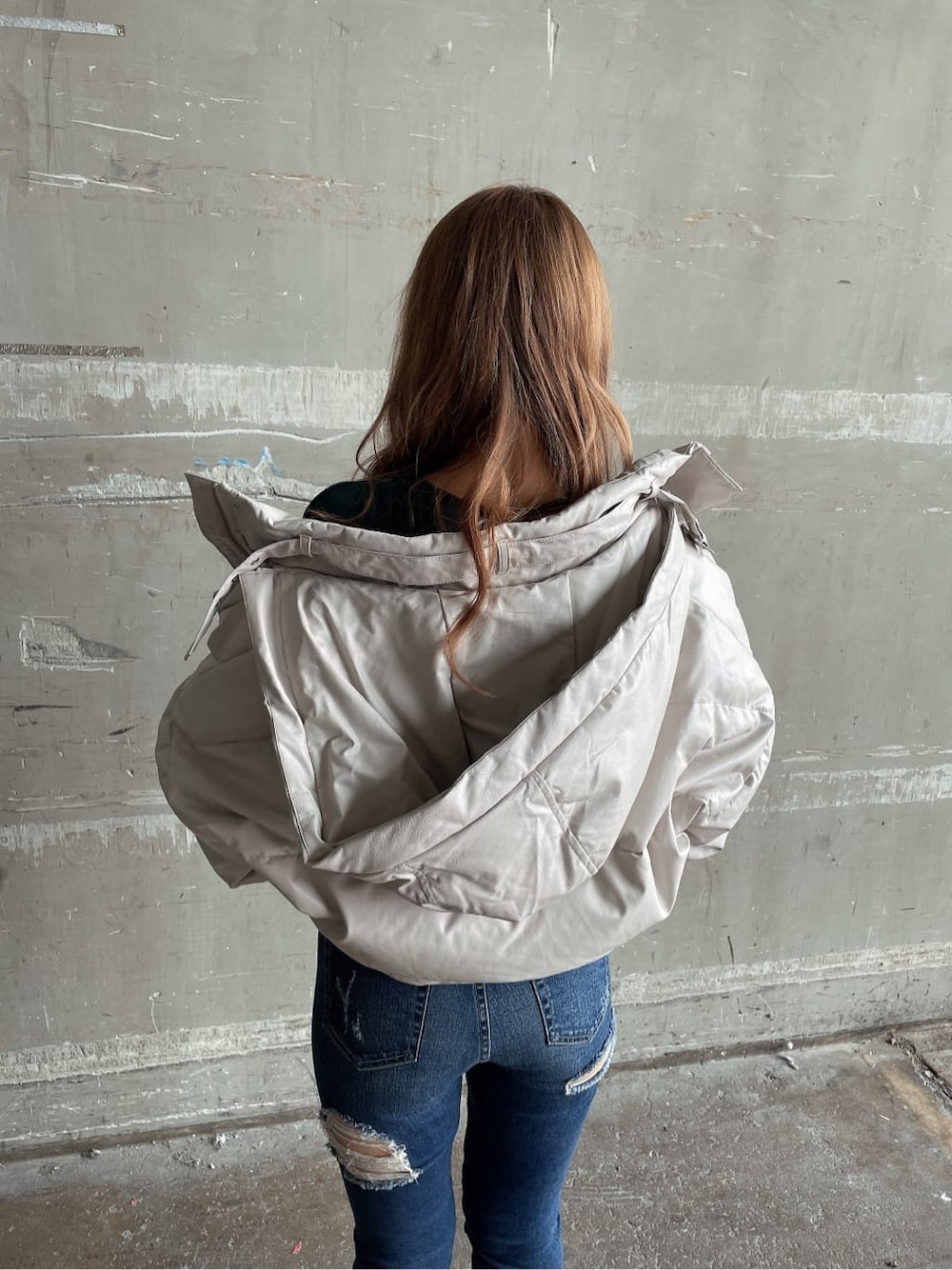 ホワイト系のパンプス、グリーン系のスウェット、ホワイト系のダウンジャケット/コートを着用したレディースの秋コーディネートの3枚目の写真