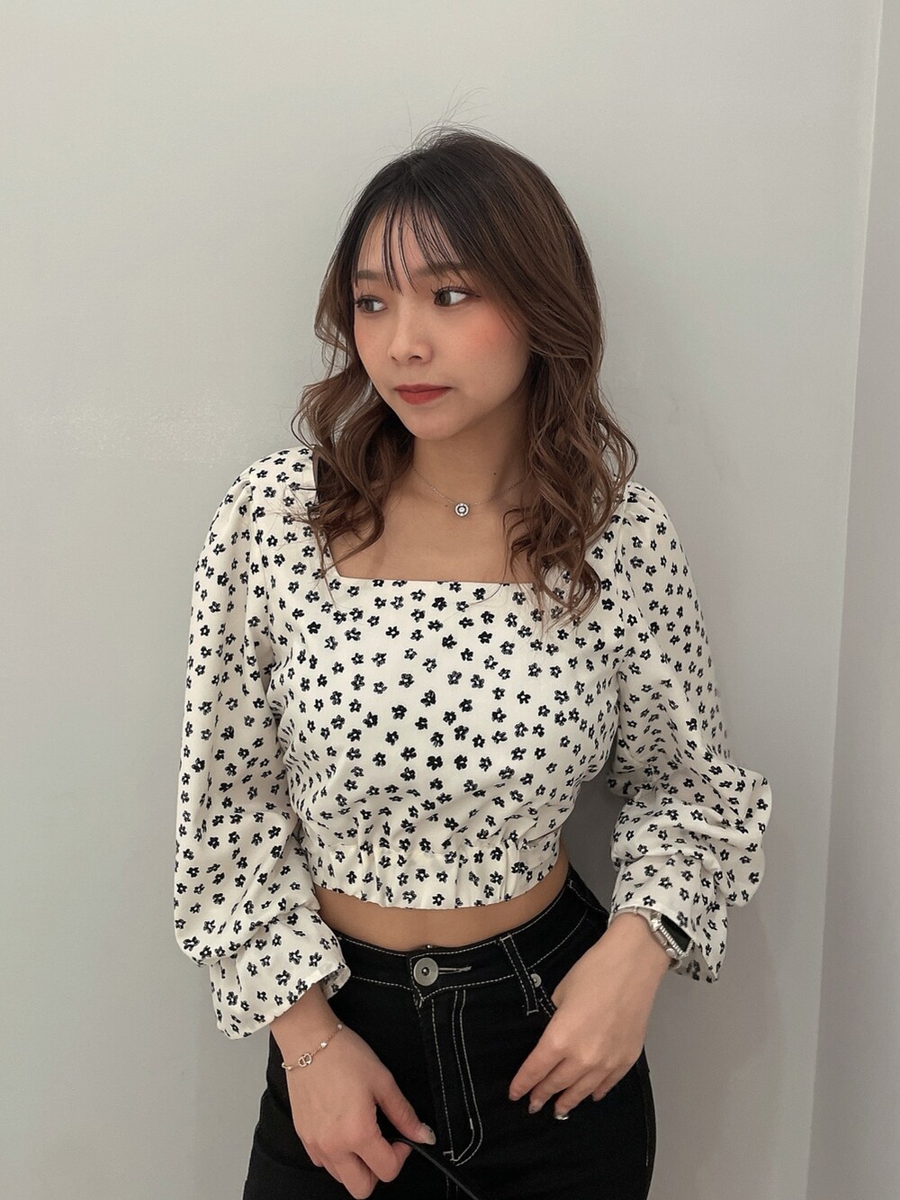 その他のシャツ/ブラウス、ブラック系のデニムパンツ、ブラック系のパンプスを着用したレディースの春コーディネートの3枚目の写真