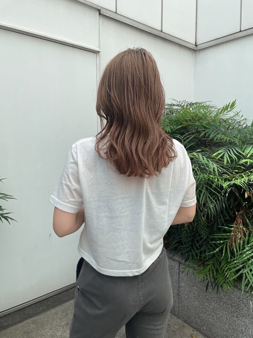 ブラック系のキャミソール、グレー系のスウェットパンツ、ブラック系のサンダルを着用したレディースの春コーディネートの4枚目の写真