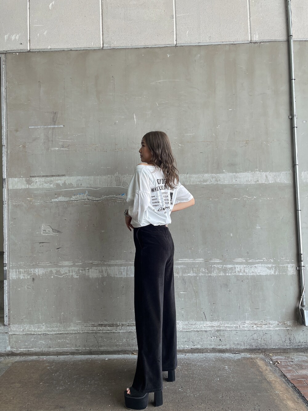 ホワイト系のTシャツ/カットソー、ブラック系のスウェットパンツ、ブラック系のサンダルを着用したレディースの夏コーディネートの3枚目の写真