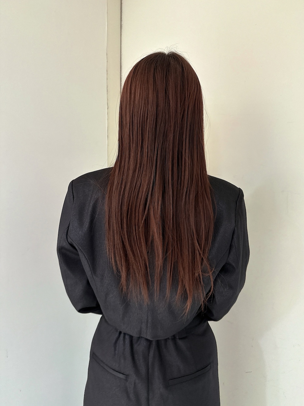 ブラック系のその他パンツ、ホワイト系のTシャツ/カットソー、ブラック系のテーラードジャケットを着用したレディースの冬コーディネートの6枚目の写真