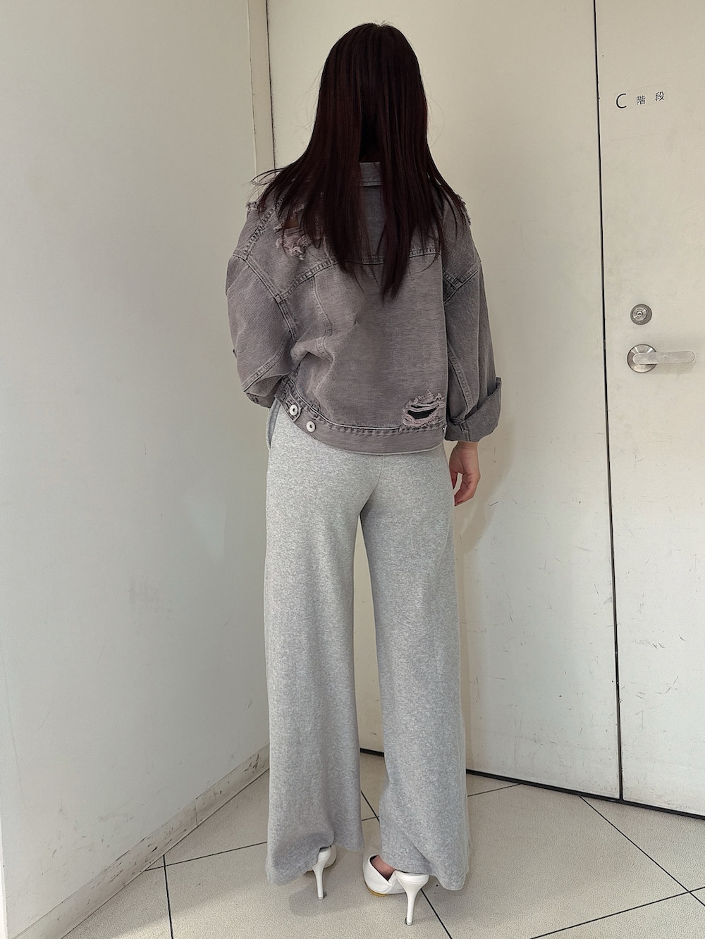 ブラック系のつなぎ/オールインワン、ホワイト系のパンプス、ピンク系のデニムジャケットを着用したレディースの夏コーディネートの3枚目の写真