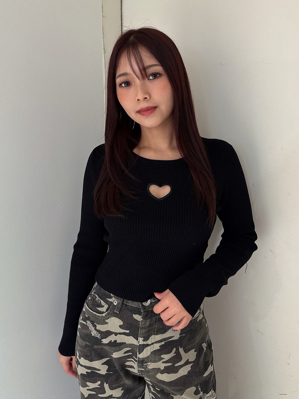 その他のデニムパンツ、ブラック系のブーツ、ブラック系のニット/セーターを着用したレディースの夏コーディネートの4枚目の写真