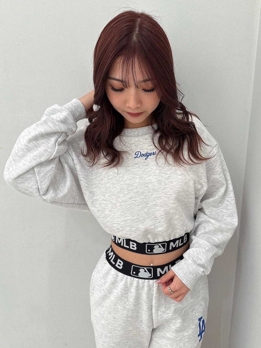 グレー系のスウェットパンツ、グレー系のスウェット、ホワイト系のパンプスを着用したレディースの冬コーディネートの4枚目の写真