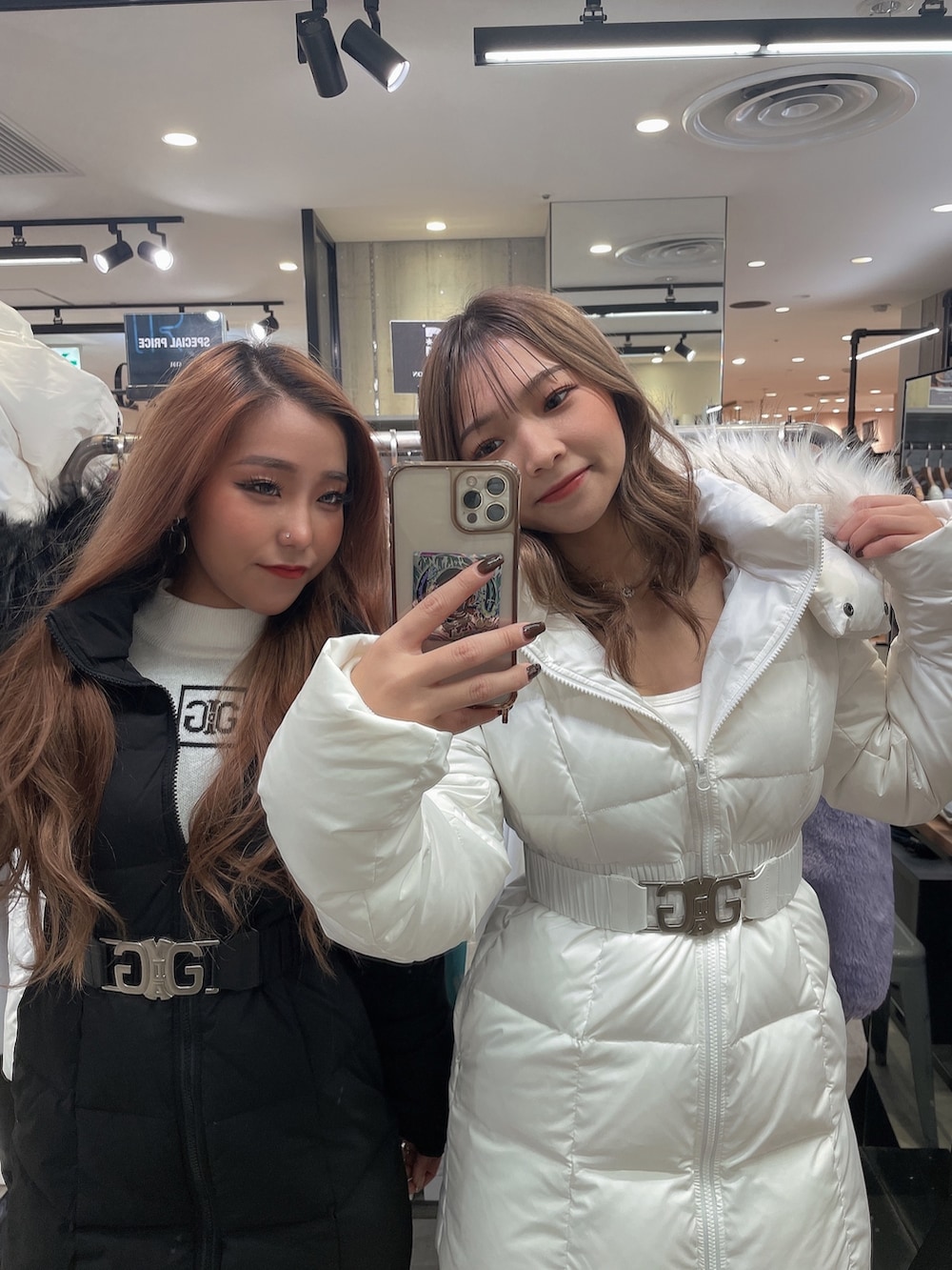 ホワイト系のTシャツ/カットソー、ブラック系のハンドバッグ、ブラック系のブーツを着用したレディースの秋コーディネートの7枚目の写真