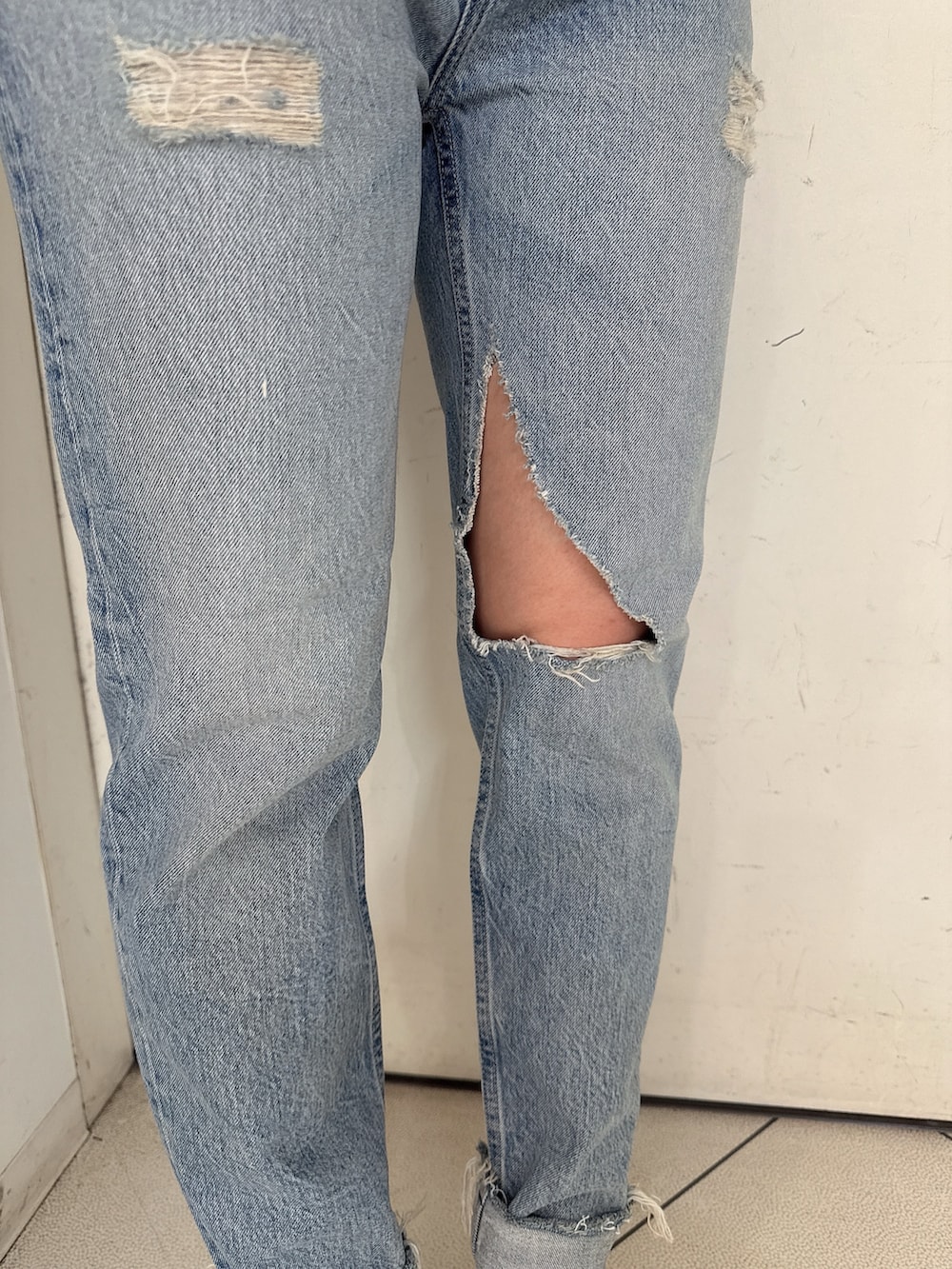 ブルー系のデニムパンツ、ホワイト系のシャツ/ブラウスを着用したレディースの夏コーディネートの9枚目の写真