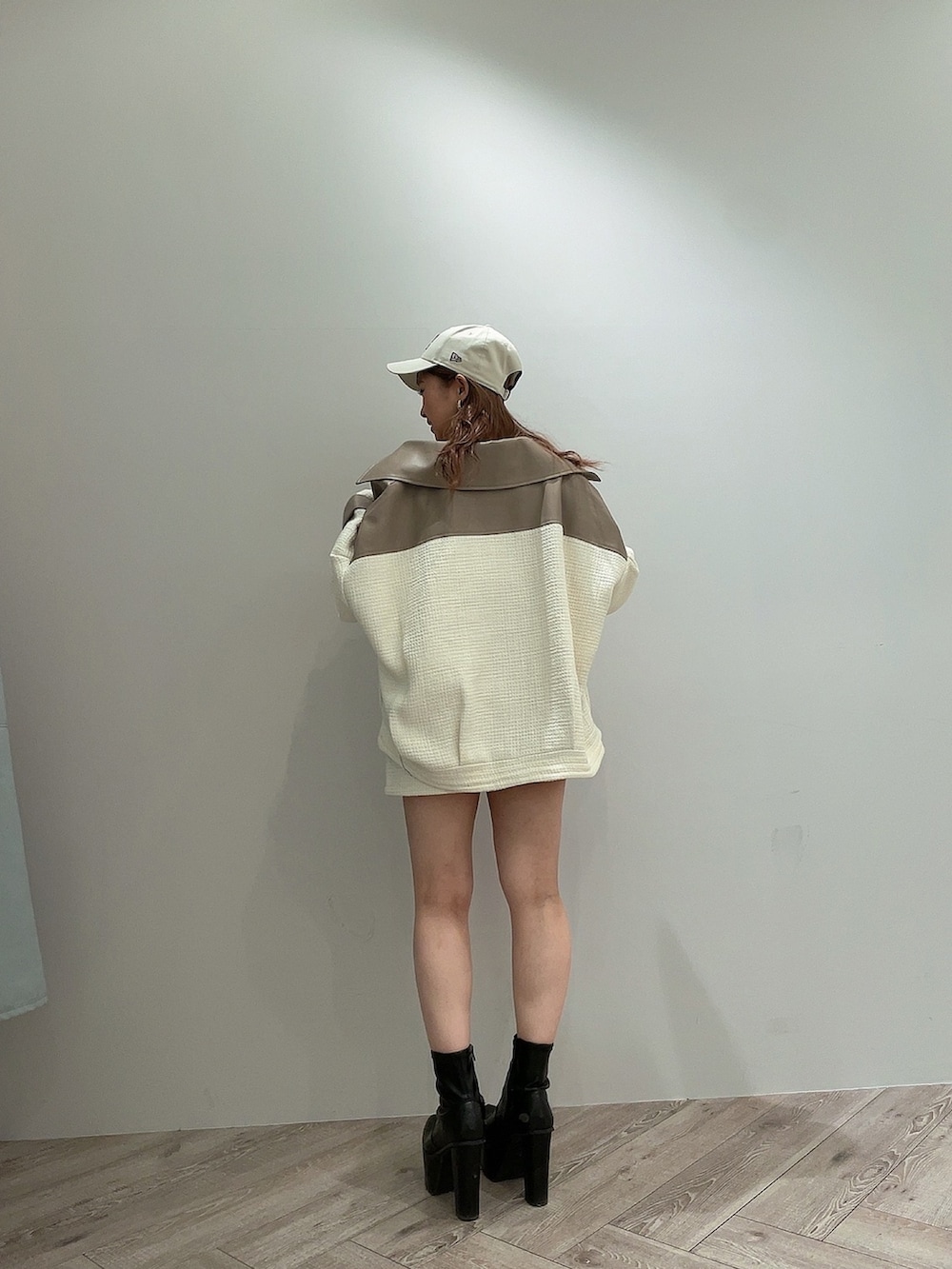 ホワイト系のキャミソール、ホワイト系のライダースジャケット、ホワイト系のスカートを着用したレディースの春コーディネートの2枚目の写真