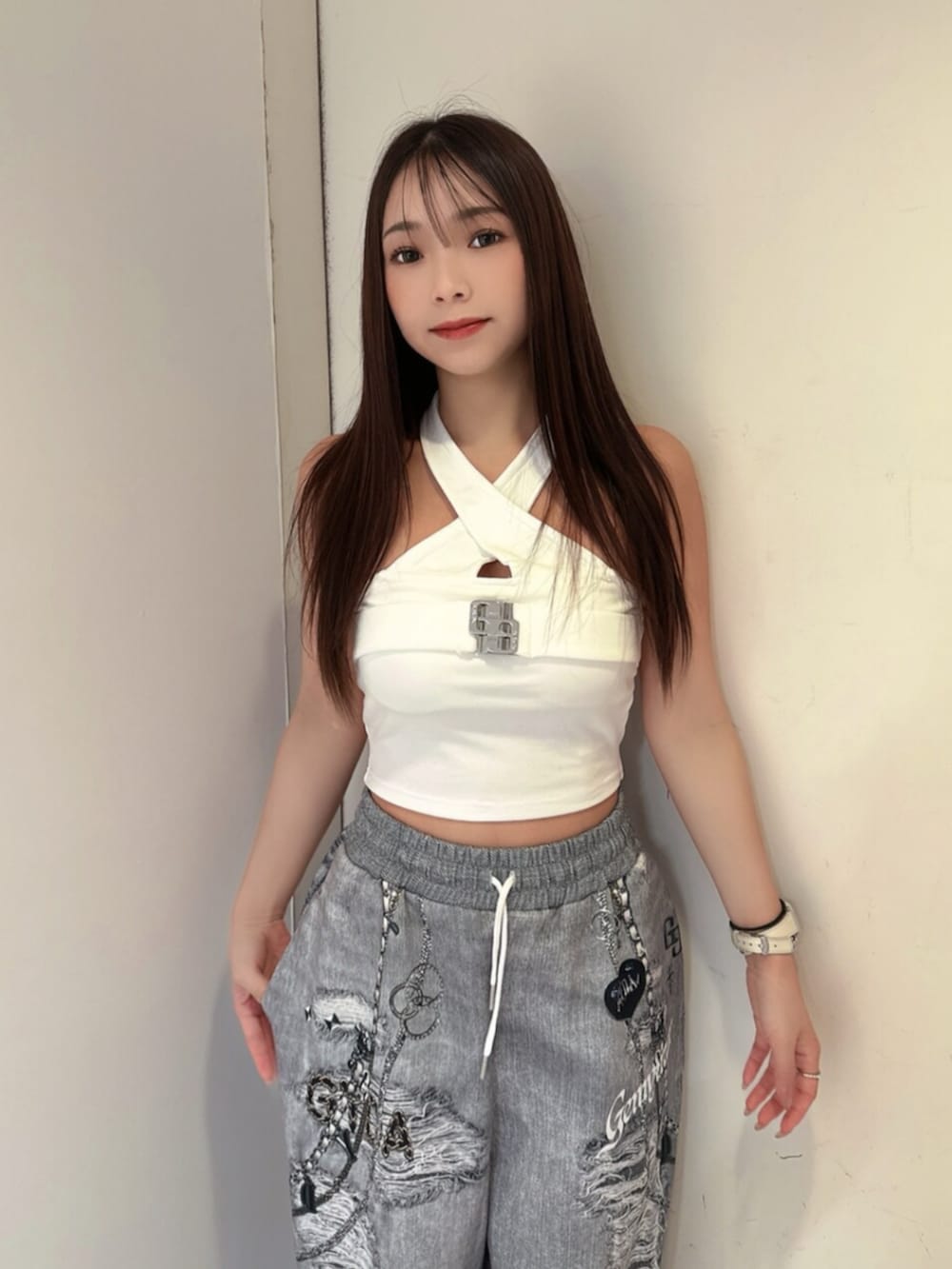 ブラック系のサンダル、ブラック系のデニムパンツ、ホワイト系のチューブトップを着用したレディースの夏コーディネートの4枚目の写真