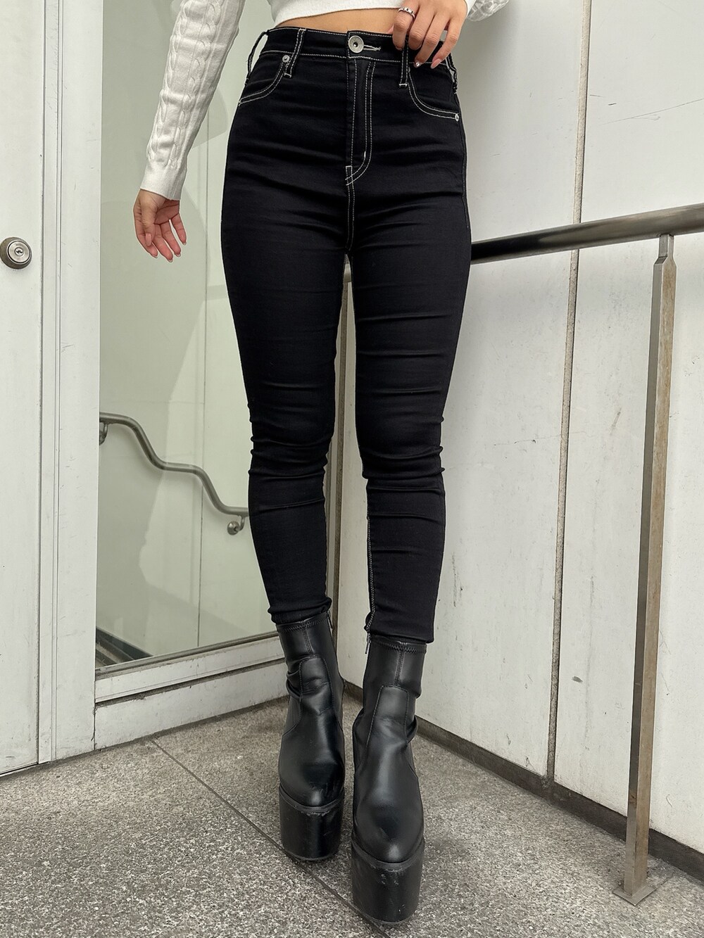 ブラック系のダウンジャケット/コート、ブラック系のデニムパンツ、ブラック系のブーツを着用したレディースの冬コーディネートの8枚目の写真