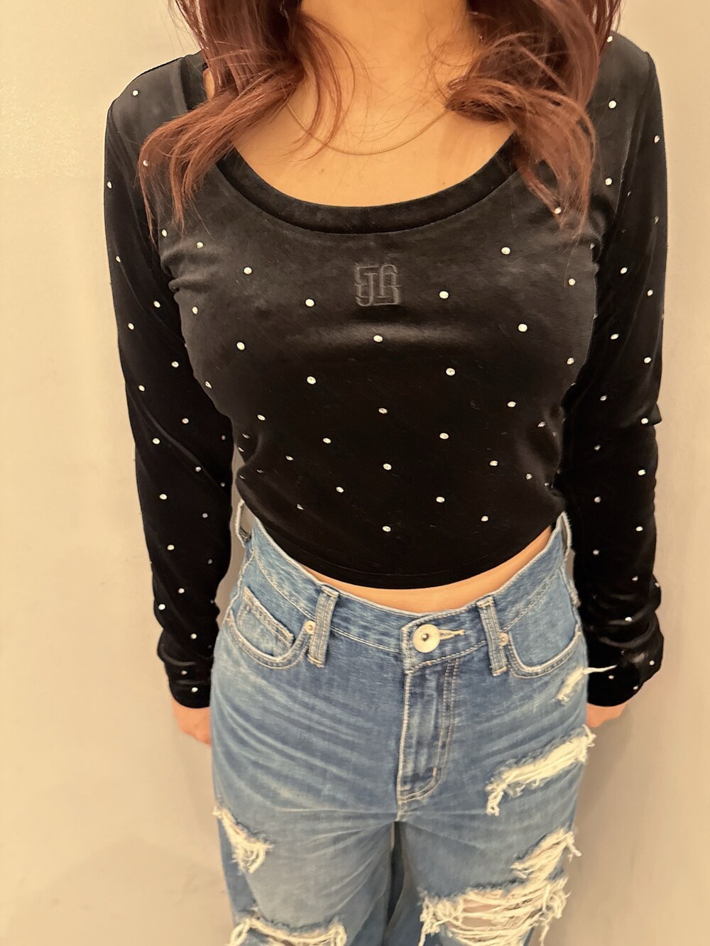 ホワイト系のダウンジャケット/コート、ブルー系のデニムパンツ、ブラック系のブーツを着用したレディースの秋コーディネートの7枚目の写真