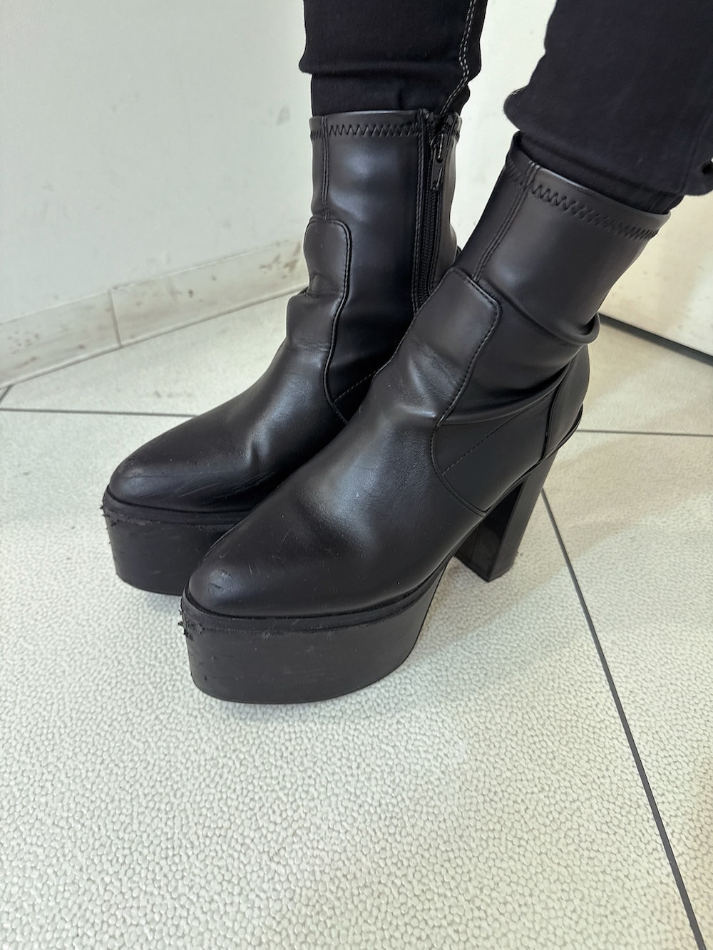 ブルー系のデニムパンツ、ブラック系のブーツ、ホワイト系のスウェットを着用したレディースの冬コーディネートの10枚目の写真