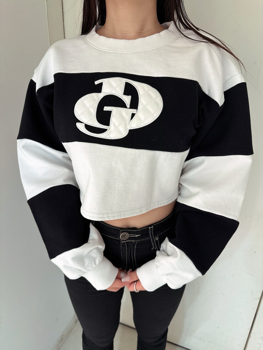 ブラック系のデニムパンツ、ブラック系のブーツ、ホワイト系のTシャツ/カットソーを着用したレディースの冬コーディネートの7枚目の写真