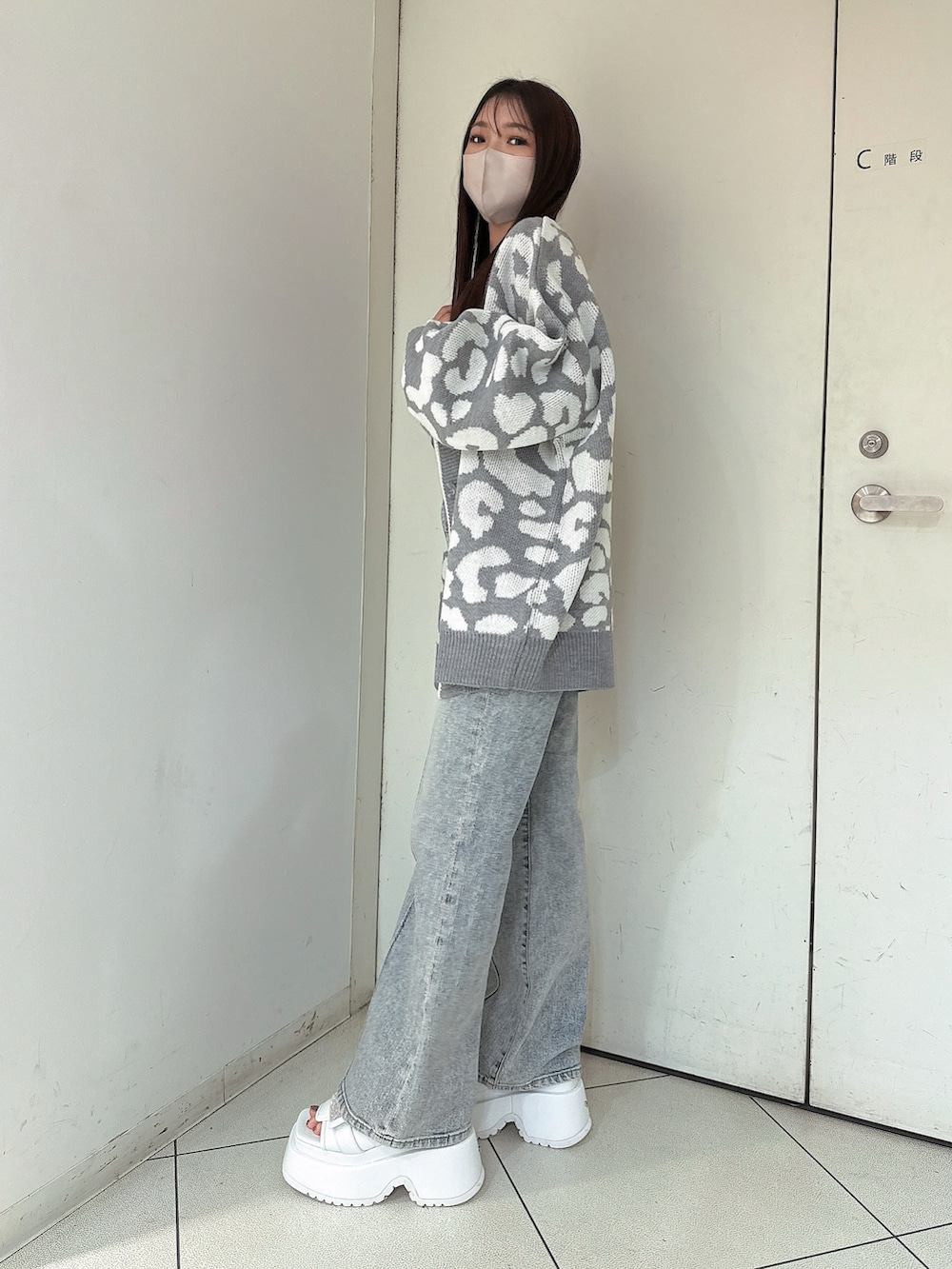 ホワイト系のサンダル、ブルー系のつなぎ/オールインワン、グレー系のカーディガン/ボレロを着用したレディースの冬コーディネートの2枚目の写真