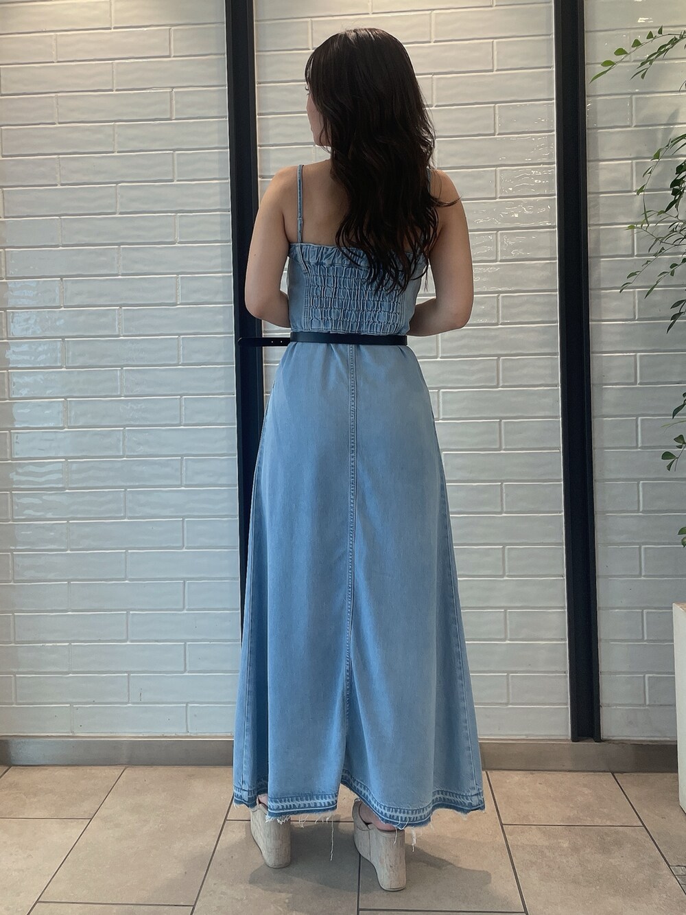 ブルー系のワンピース、ホワイト系のサンダル、シルバー系のベルトを着用したレディースの夏コーディネートの3枚目の写真