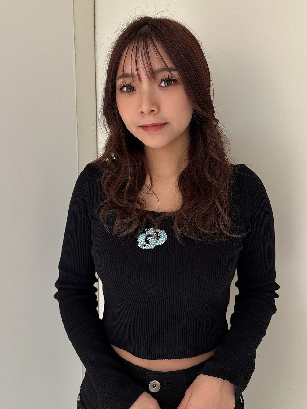 ブラック系のTシャツ/カットソー、ブルー系のデニムジャケット、ブラック系のデニムパンツを着用したレディースの春コーディネートの7枚目の写真