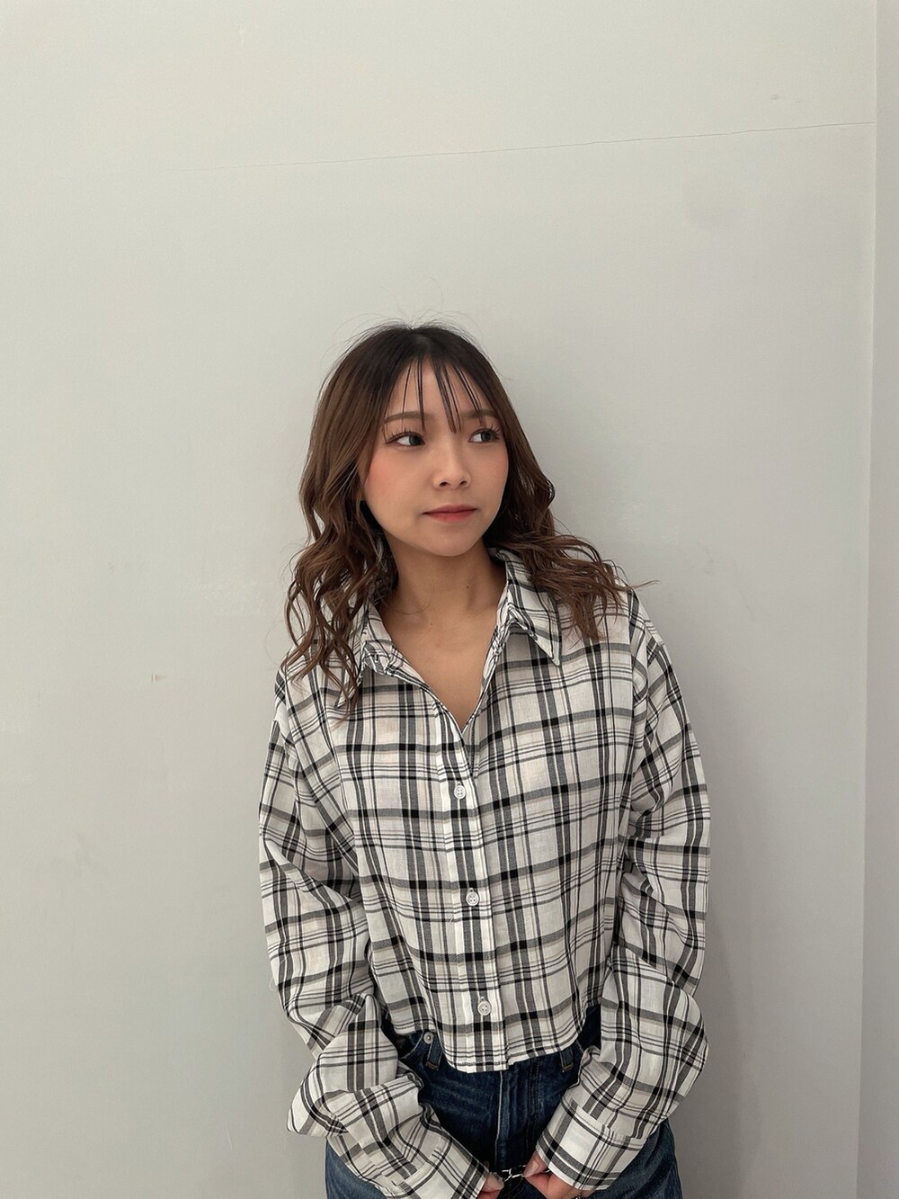 ホワイト系のシャツ/ブラウス、ブルー系のデニムパンツ、ブラック系のハンドバッグを着用したレディースの春コーディネートの4枚目の写真