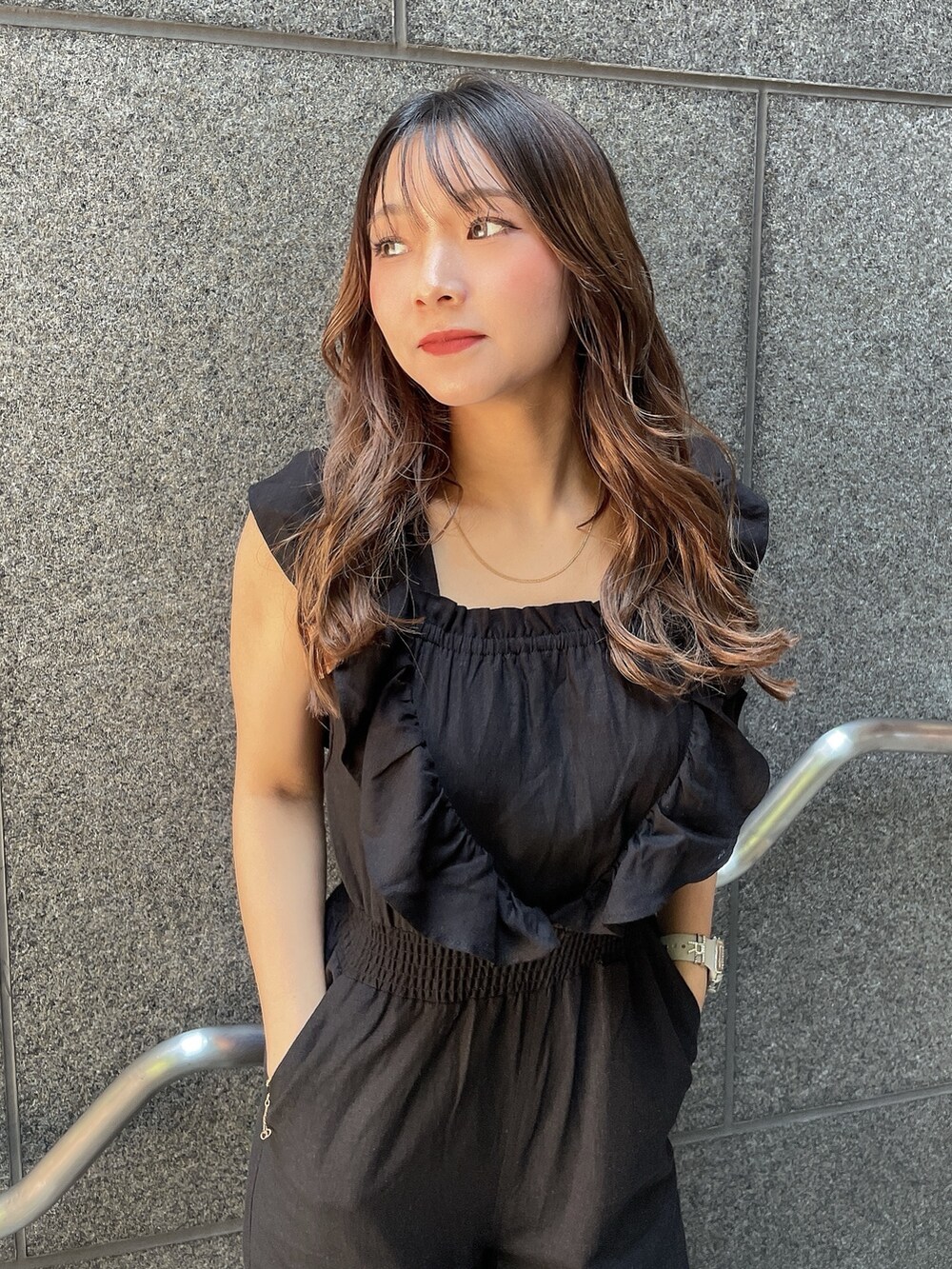 ブラック系のつなぎ/オールインワン、ホワイト系のサンダルを着用したレディースの夏コーディネートの4枚目の写真