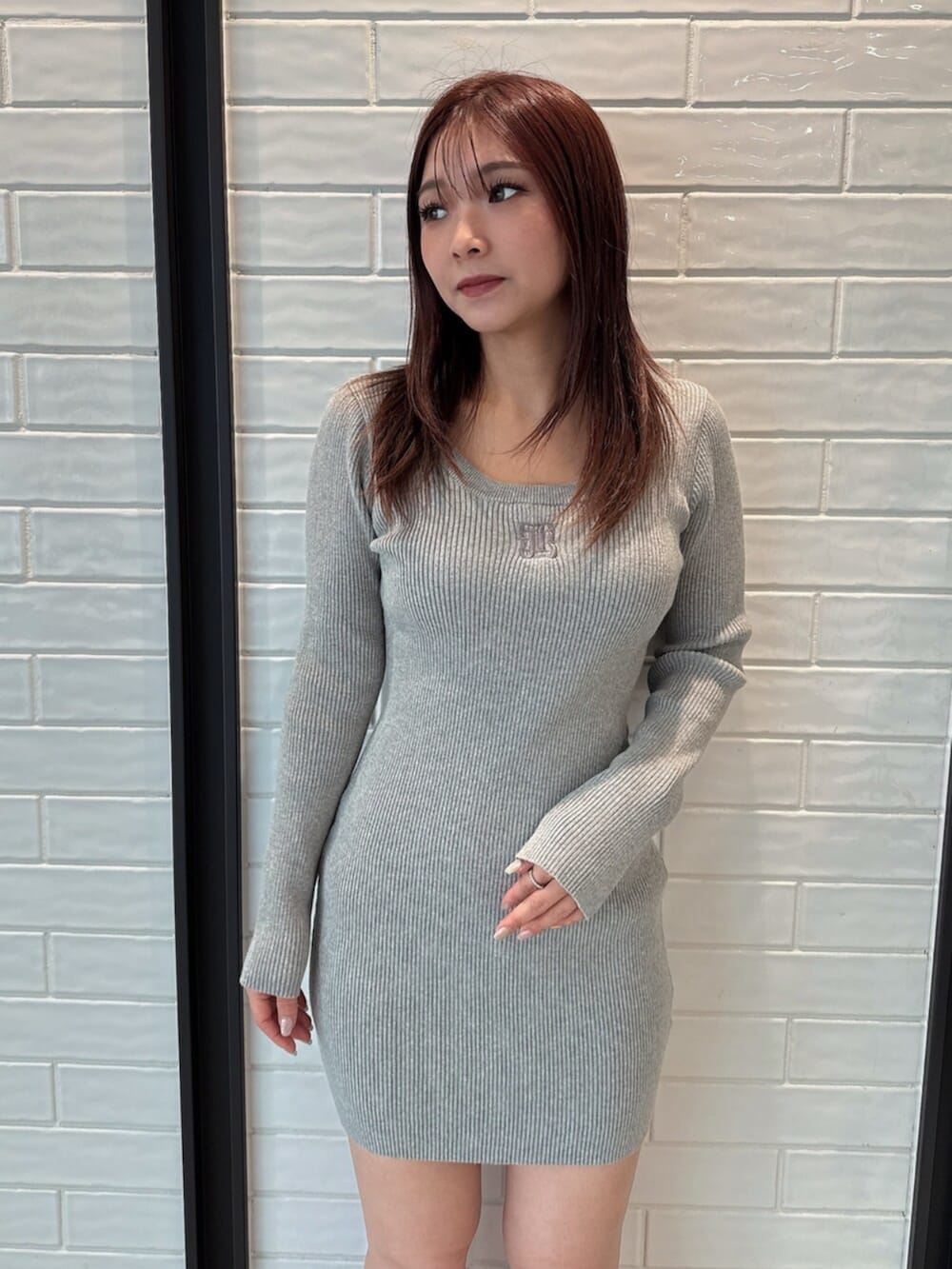 ブラック系のブーツ、グレー系のワンピースを着用したレディースの冬コーディネートの8枚目の写真