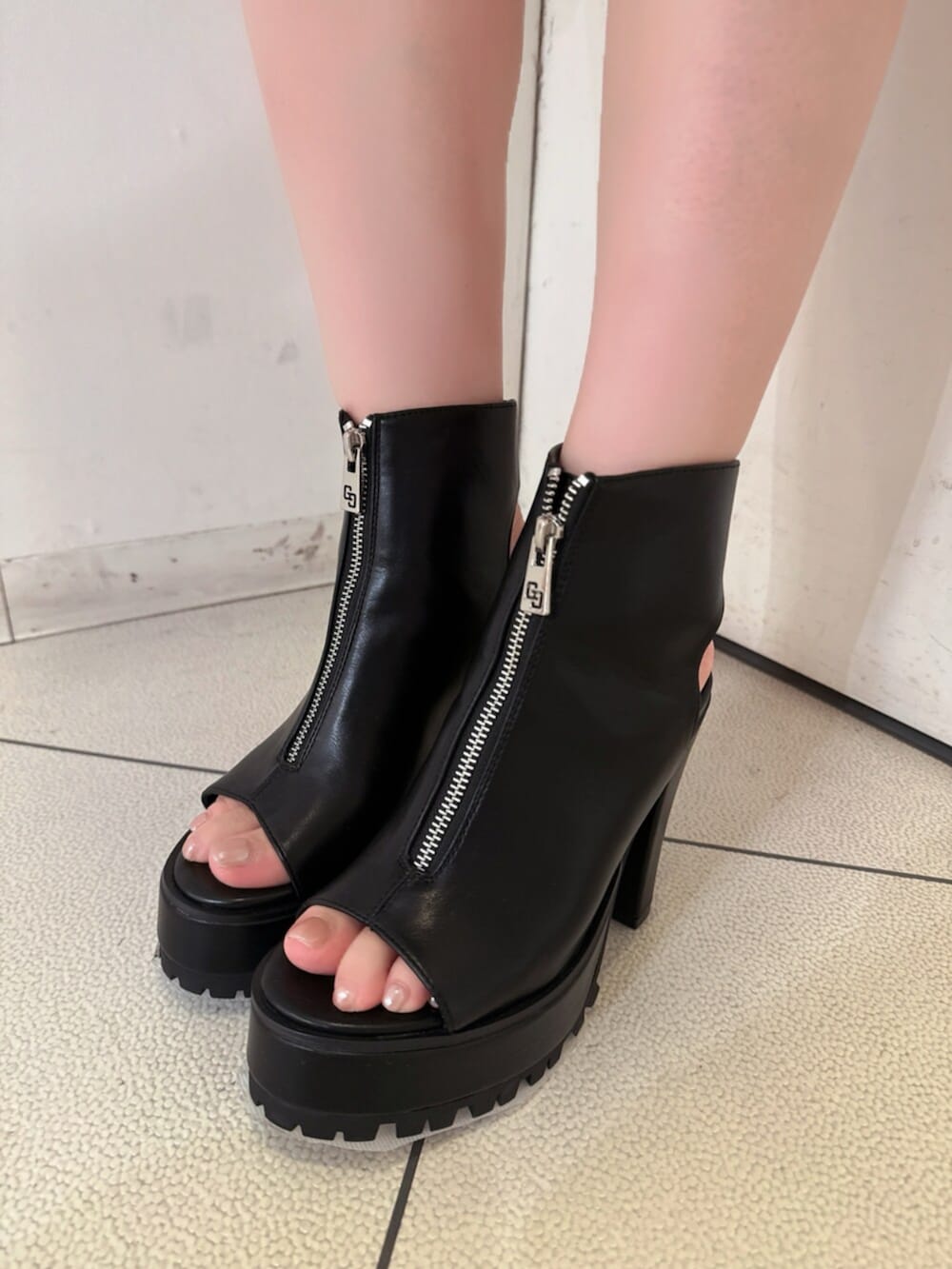 ブラック系のブーツ、ベージュ系のカーディガン/ボレロ、ブラック系のワンピースを着用したレディースの夏コーディネートの9枚目の写真