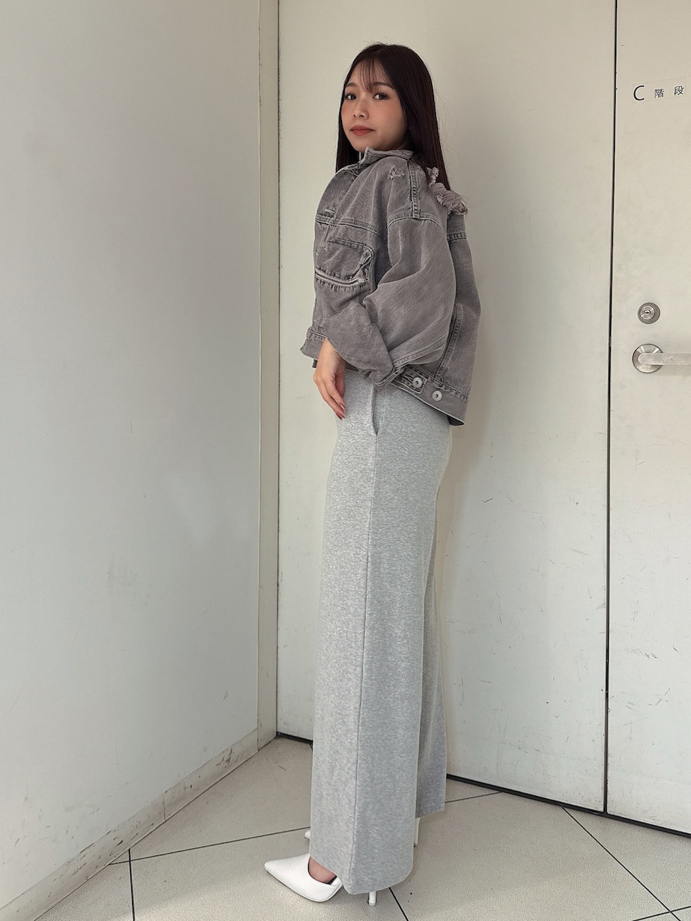 ブラック系のつなぎ/オールインワン、ホワイト系のパンプス、ピンク系のデニムジャケットを着用したレディースの夏コーディネートの2枚目の写真