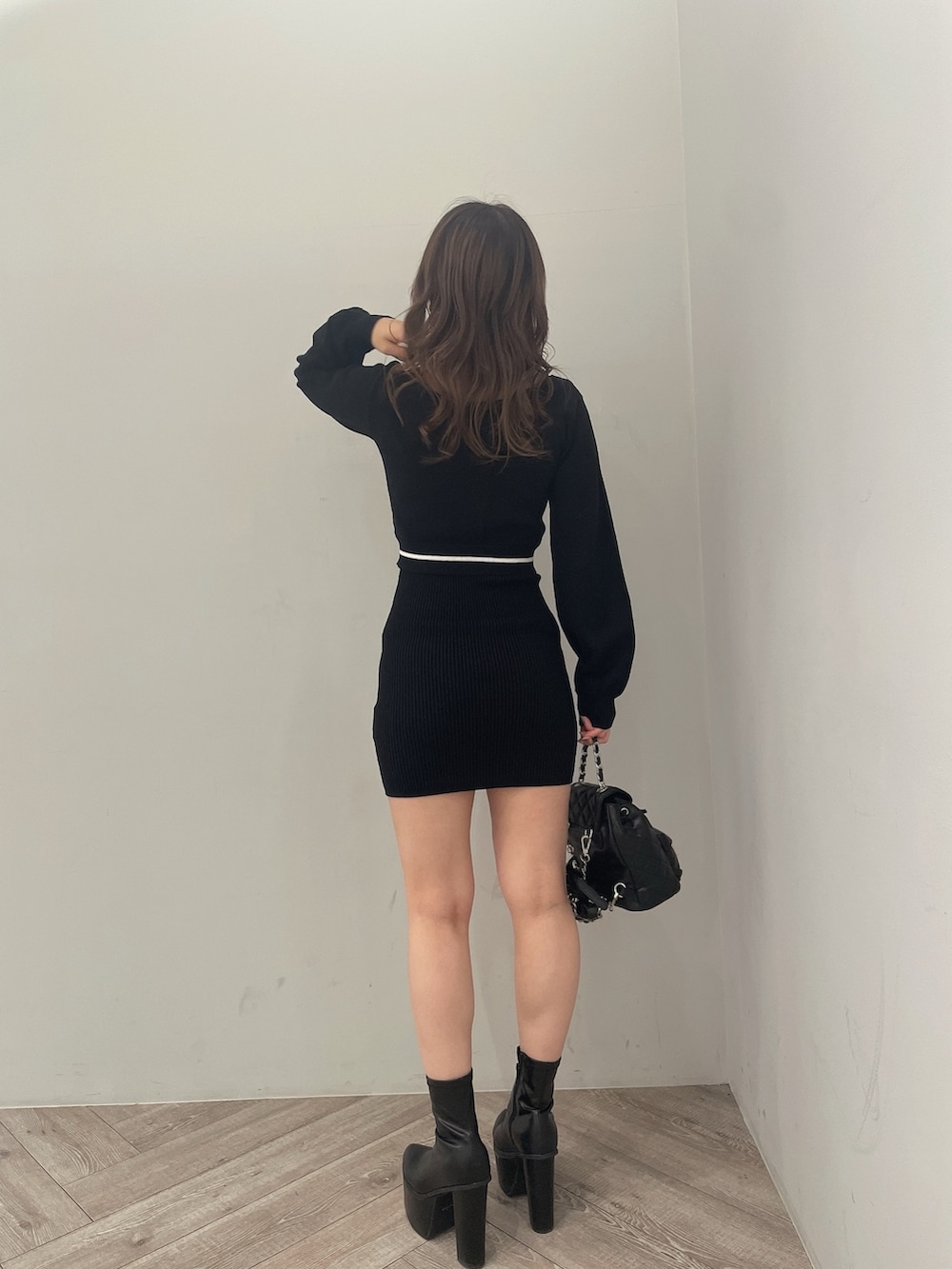 ブラック系のワンピース、その他のバックパック/リュックを着用したレディースの冬コーディネートの4枚目の写真