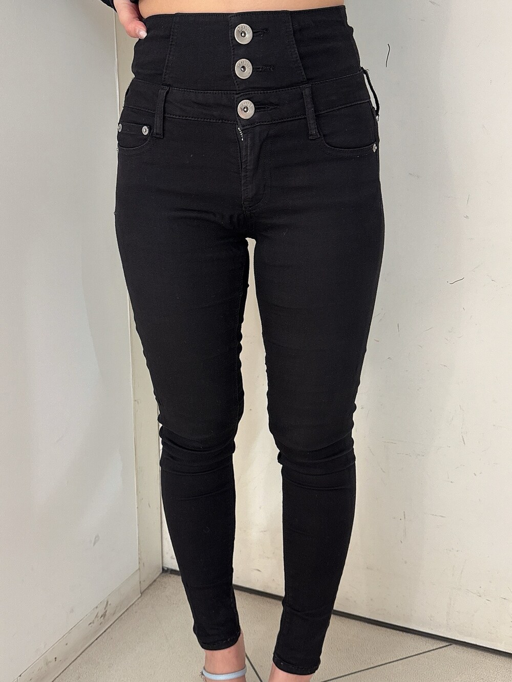 ホワイト系のカーディガン/ボレロ、ブラック系のキャミソール、ブラック系のデニムパンツを着用したレディースの春コーディネートの8枚目の写真