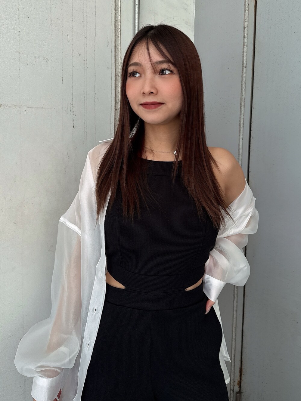ブラック系のつなぎ/オールインワン、ホワイト系のシャツ/ブラウス、ブラック系のサンダルを着用したレディースの夏コーディネートの4枚目の写真
