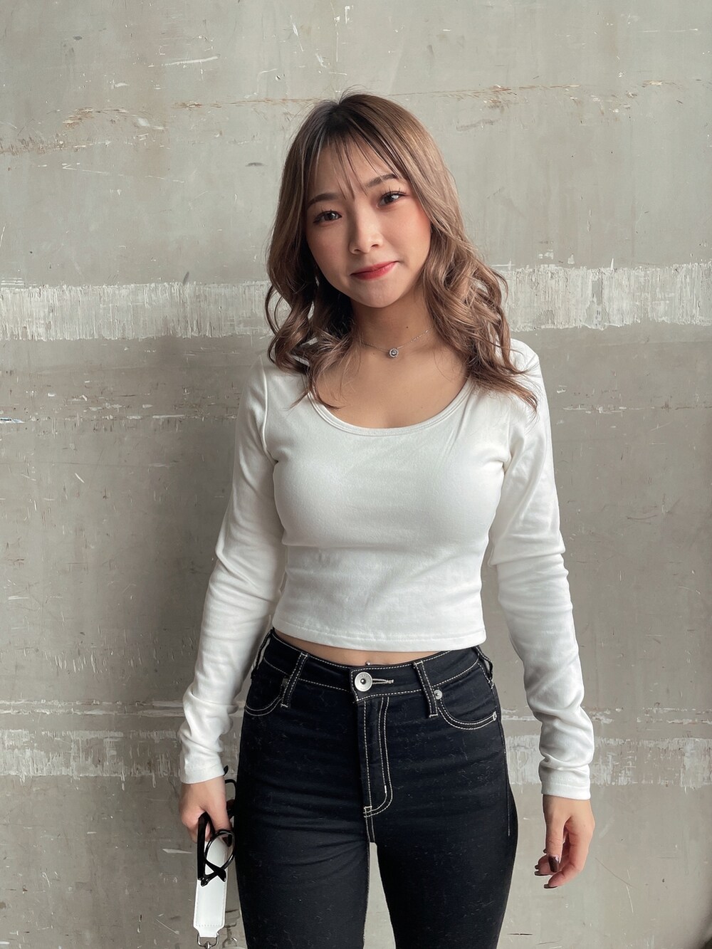 ベージュ系のムートンコート、ホワイト系のTシャツ/カットソー、ホワイト系のハンドバッグを着用したレディースの秋コーディネートの7枚目の写真