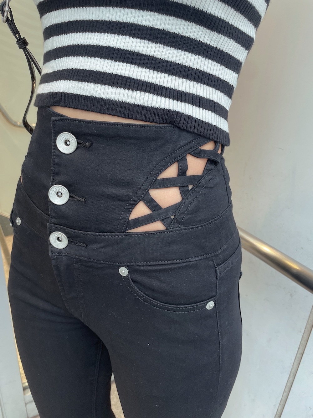 ブルー系のデニムジャケット、その他のニット/セーター、ブラック系のデニムパンツを着用したレディースの春コーディネートの7枚目の写真