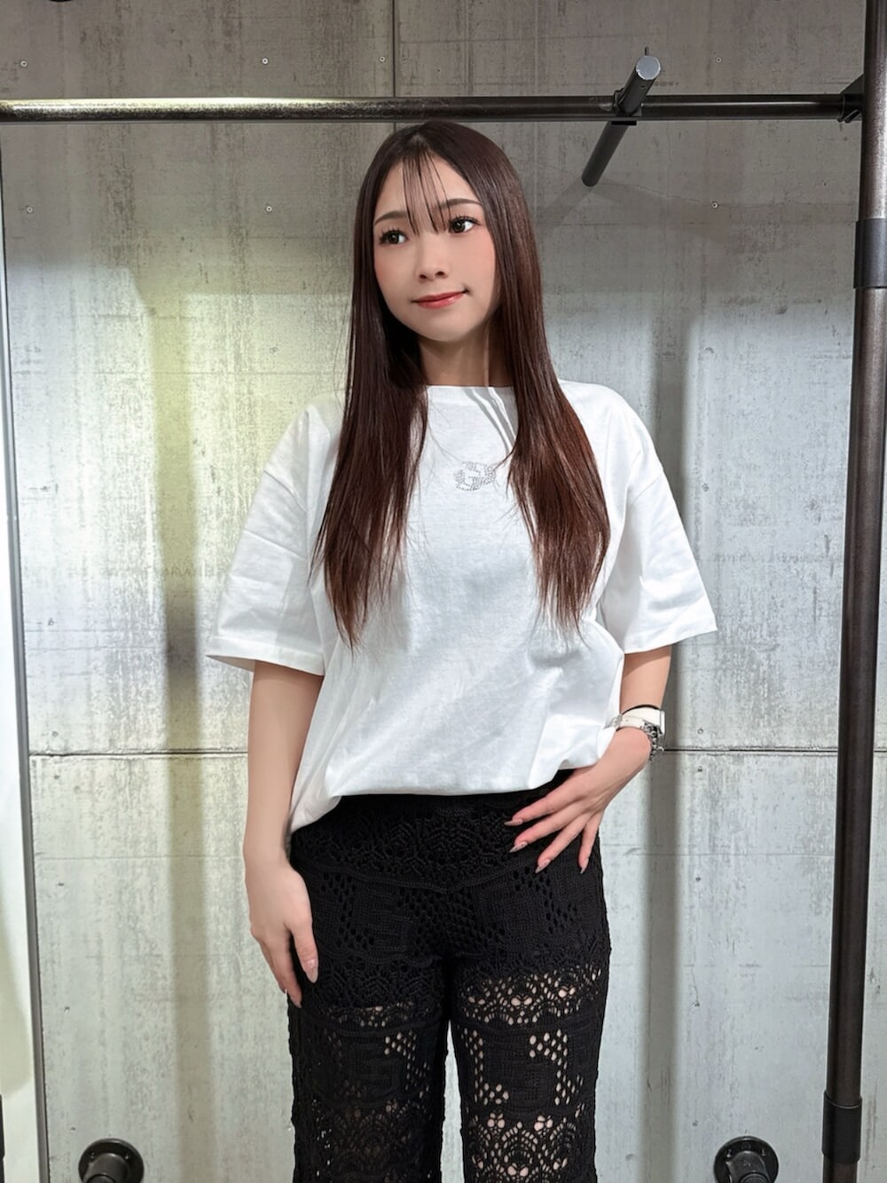 ブラック系のサンダル、ブラック系のその他パンツ、ホワイト系のTシャツ/カットソーを着用したレディースの夏コーディネートの4枚目の写真