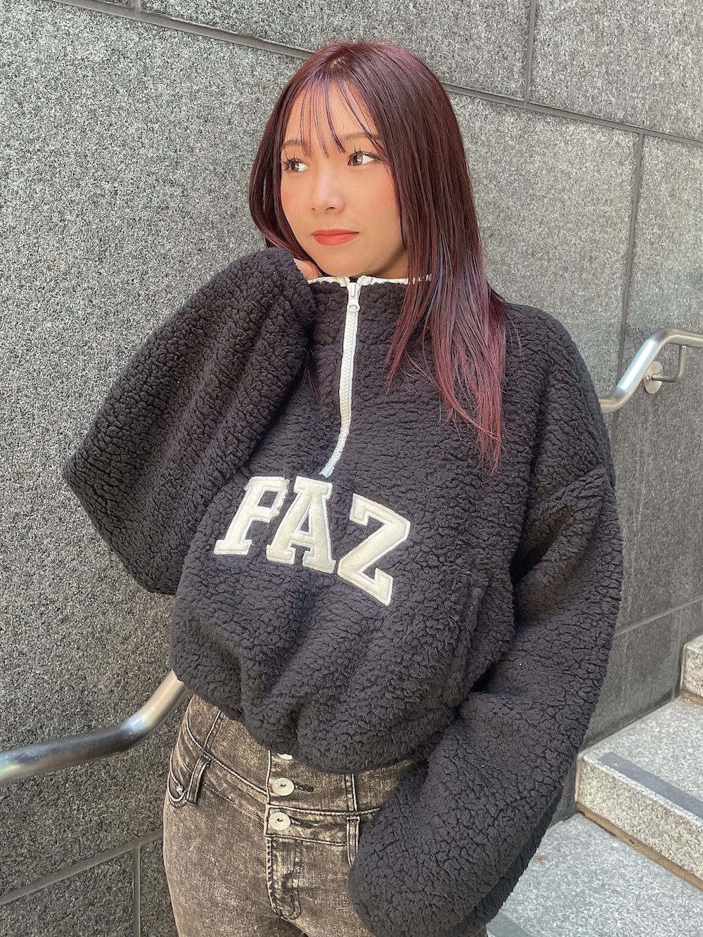 ブラック系のパーカー、ブラック系のデニムパンツ、ブラック系のブーツを着用したレディースの秋コーディネートの4枚目の写真