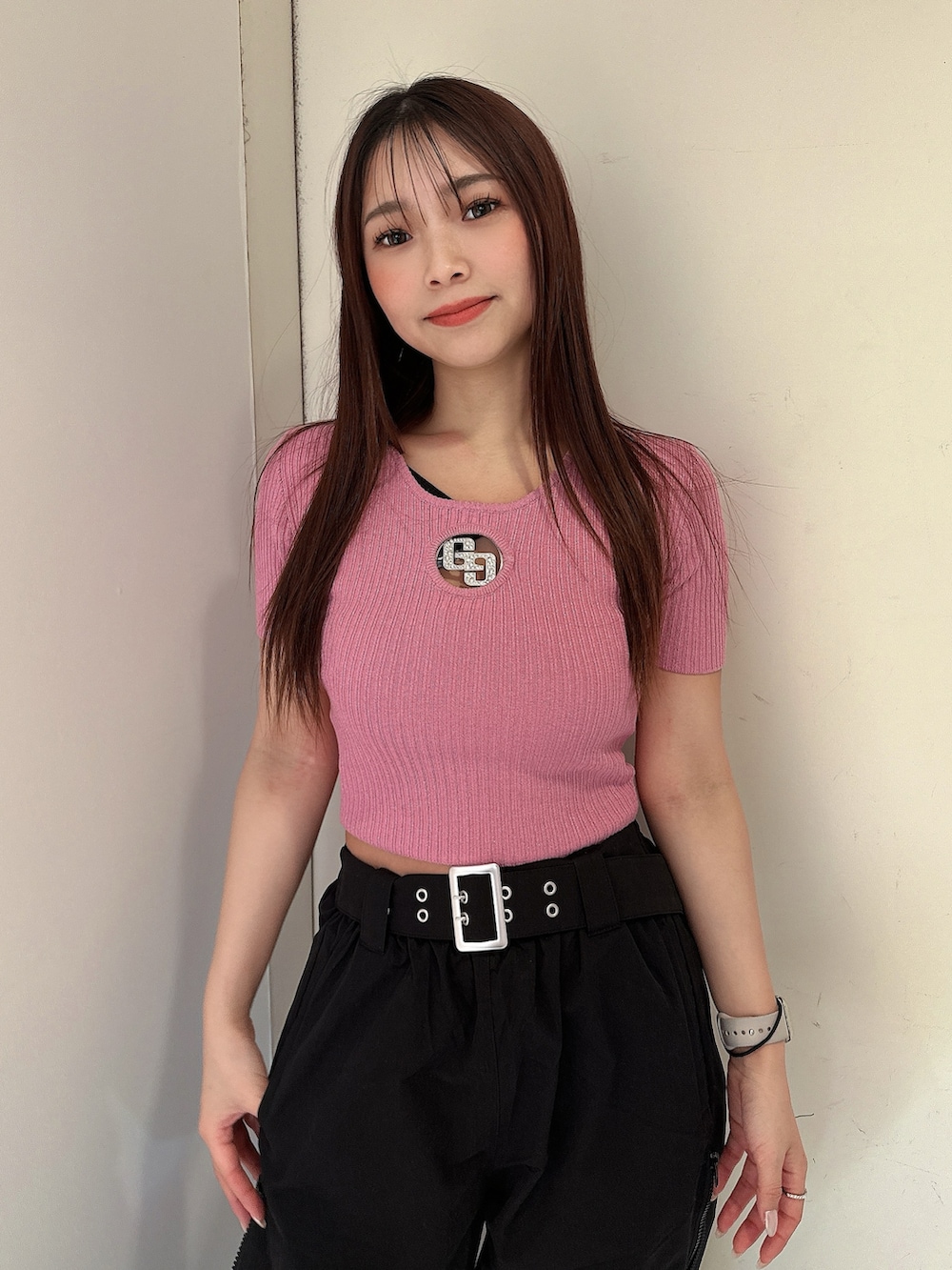 ブラック系のその他パンツ、ブラック系のサンダル、ピンク系のニット/セーターを着用したレディースの春コーディネートの4枚目の写真