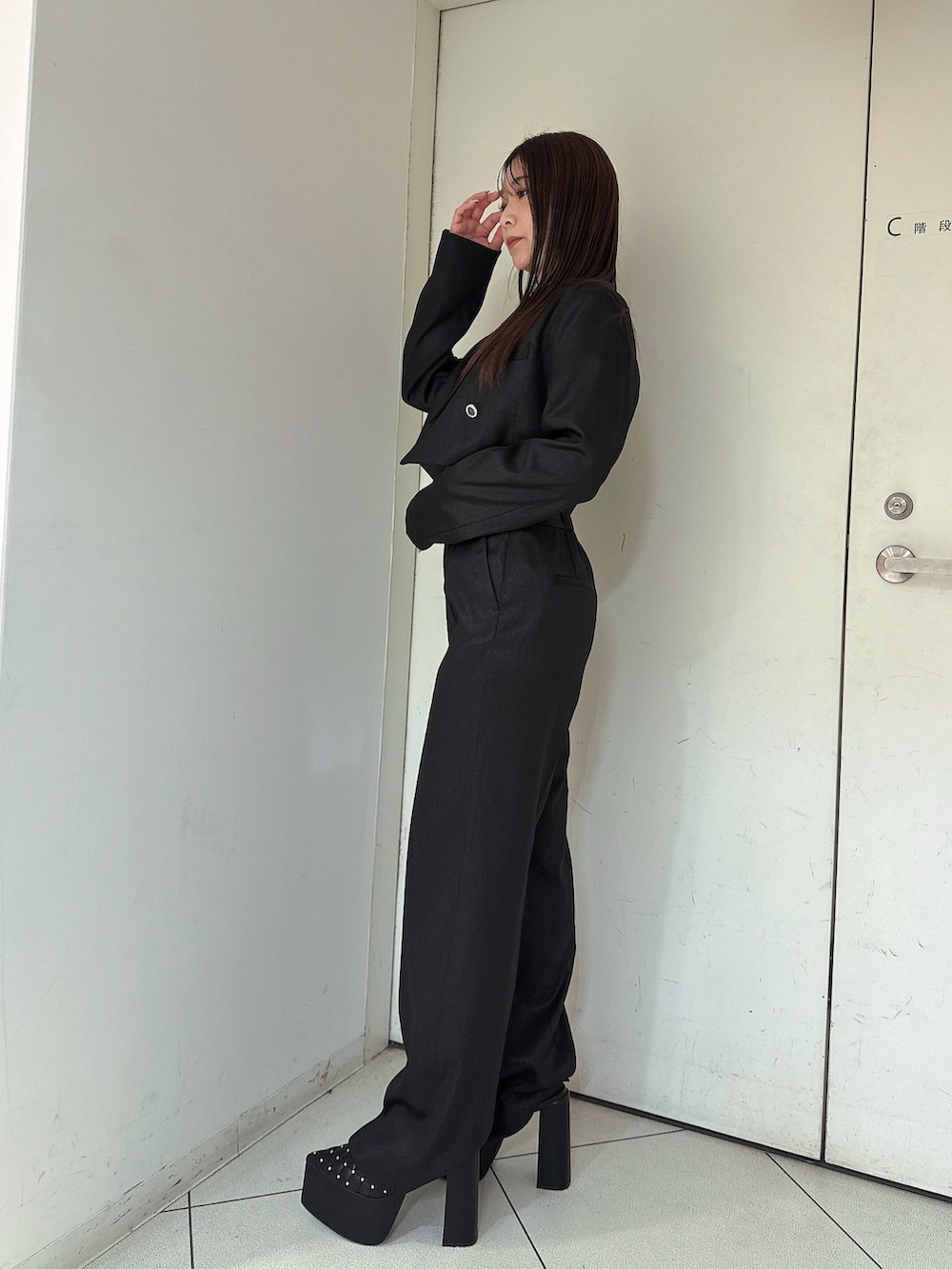 ブラック系のその他パンツ、ホワイト系のTシャツ/カットソー、ブラック系のテーラードジャケットを着用したレディースの冬コーディネートの2枚目の写真