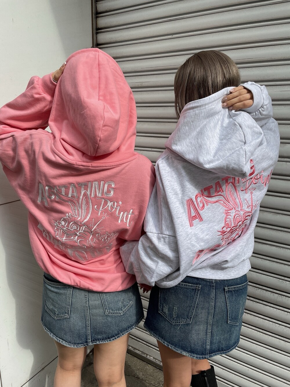 ピンク系のパーカー、ブルー系のデニムスカートを着用したレディースの冬コーディネートの9枚目の写真