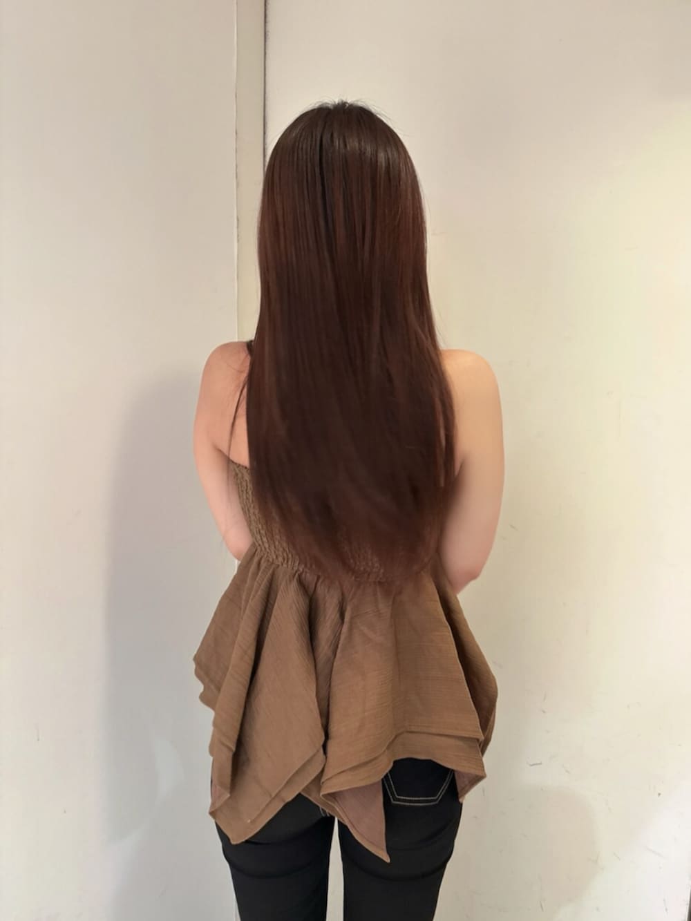 ブラック系のデニムパンツ、ブラック系のサンダル、ベージュ系のキャミソールを着用したレディースの夏コーディネートの6枚目の写真