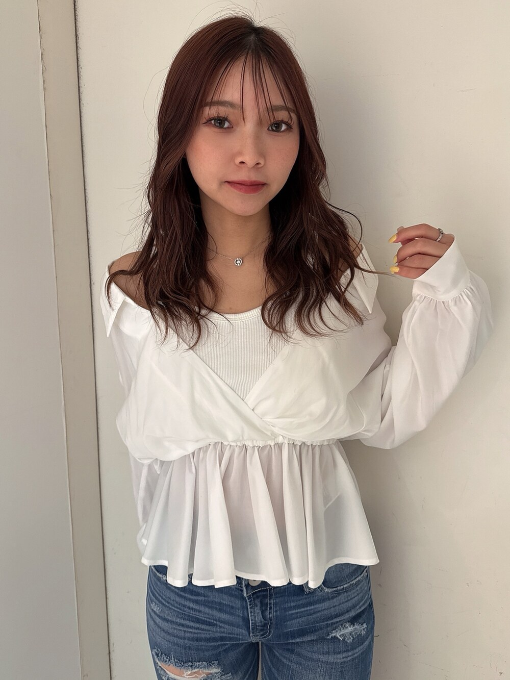 ブルー系のデニムパンツ、ホワイト系のパンプス、ホワイト系のシャツ/ブラウスを着用したレディースの冬コーディネートの4枚目の写真