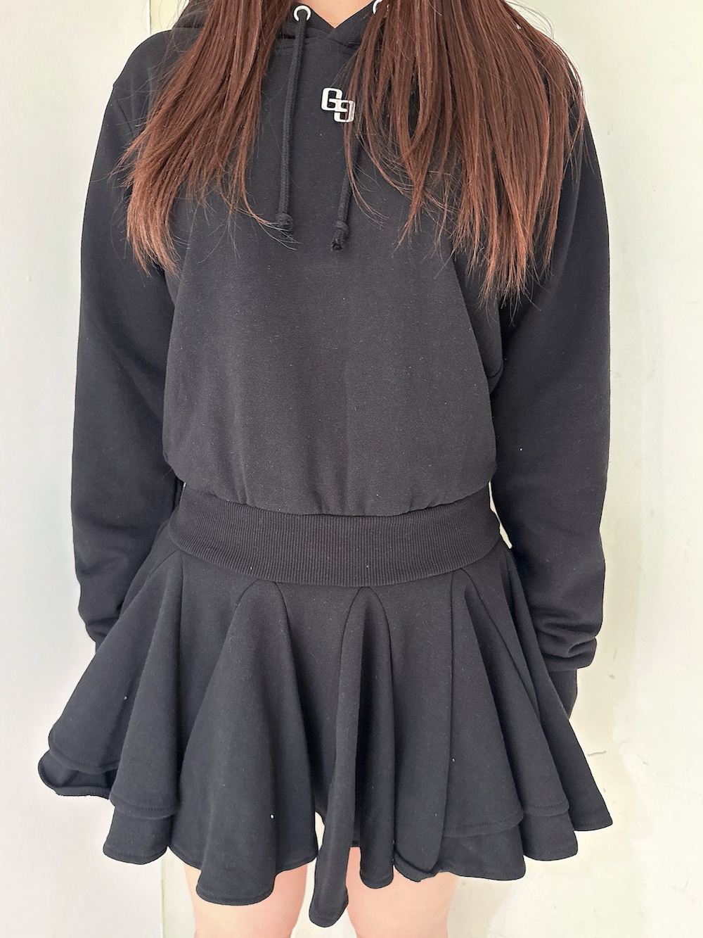 ブラック系のブーツ、ブラック系のワンピースを着用したレディースの冬コーディネートの7枚目の写真